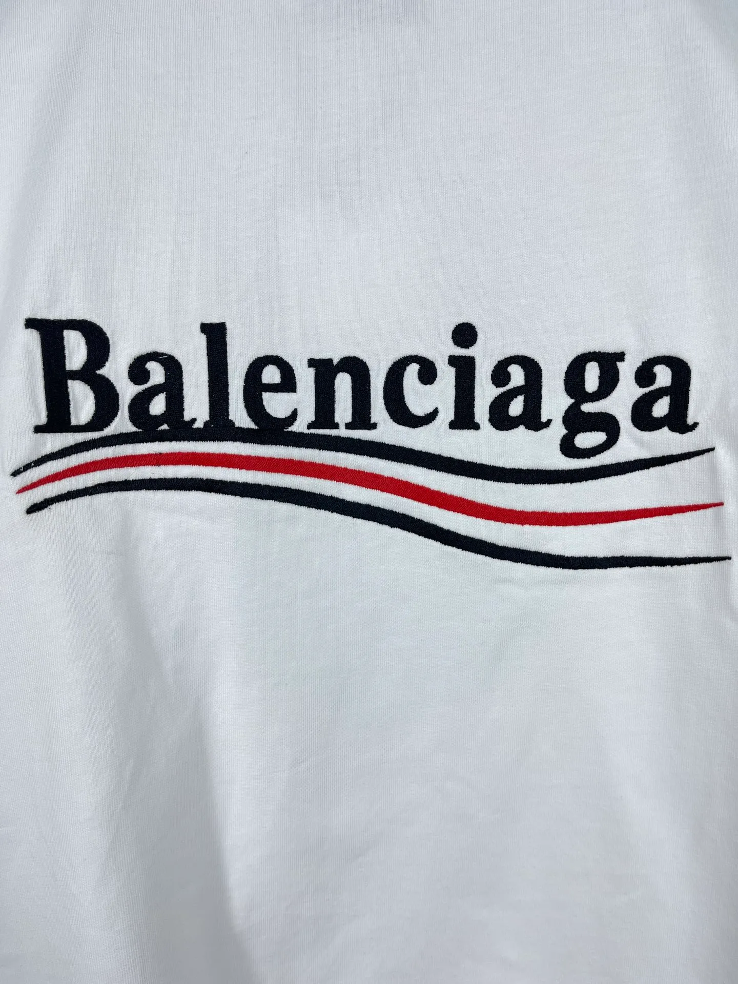 🅿️190 Real photos [Top version. Official website quality] BALENCI*GA/Paris#Classic.Coke embroidered long-sleeved T-shirt# The fabric is made of Paris ZP custom-woven and dyed cotton double yarn. Weighing 260 grams, the cloth surface is clean. The cloth pattern is clear, soft and comfortable. The threads are dyed with no color difference. The classic pattern embroidery uses an imported embroidery machine, and the embroidery thread color is embroidered according to the original color. It is produced according to the pictures in the Jubie market. The letters are clear. The three-dimensional effect is strong. The version adopts the OS loose shoulder version. The same style for men and women. Coding: BL225007 Color: black, white Size: XS S M L