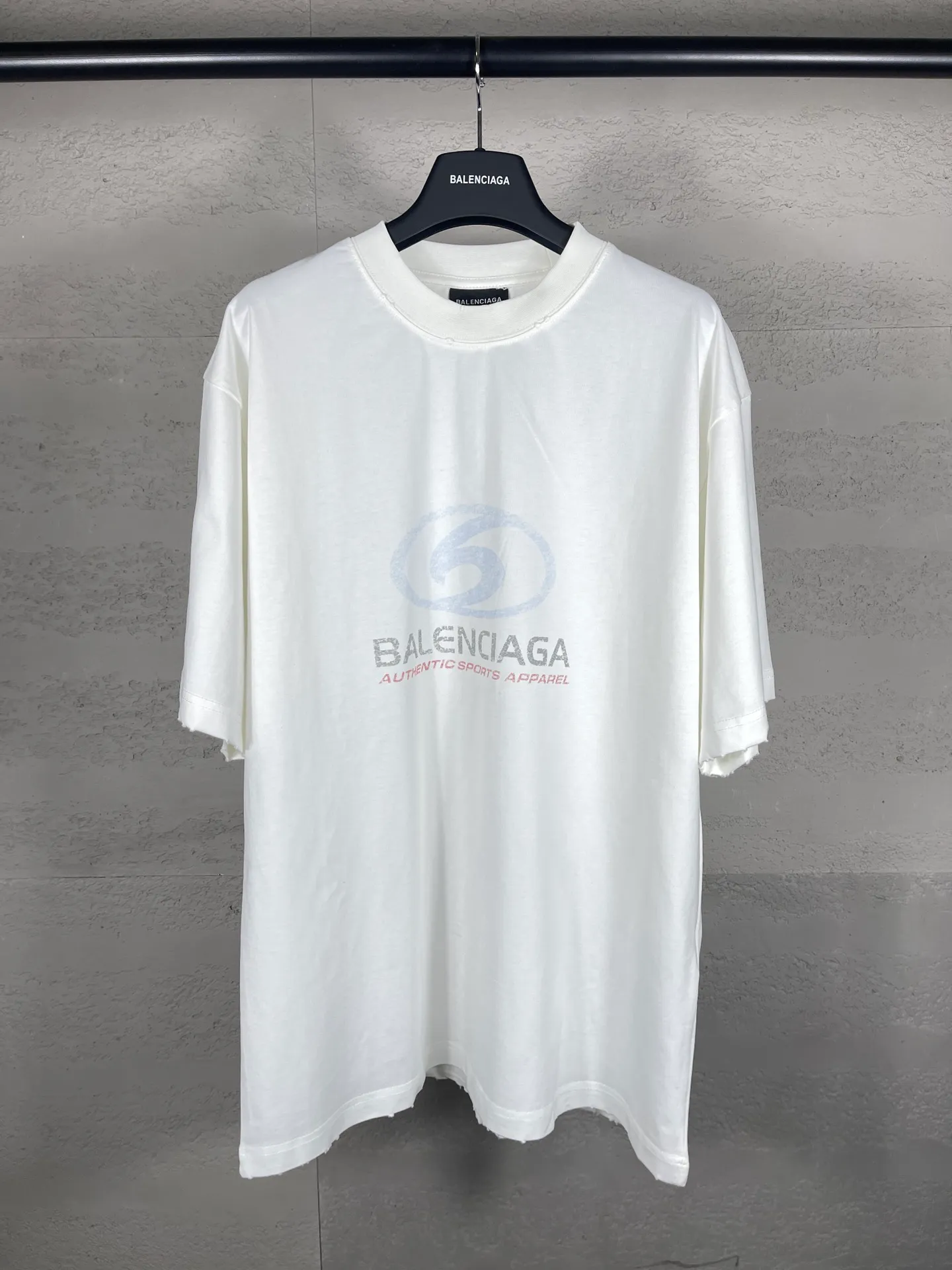 🅿️180 real shots [Top version. Official website quality] BALENCI*GA/Paris. 2024 new style. New LOGO blurry LOGO direct-injection printing ready-made worn-out short-sleeved T-shirt, brick cabinet synchronization. Genuine product developed at the first time, happy to print and compare! The fabric is made of Paris ZP custom-woven and dyed cotton double yarn. Weighing 260 grams, the cloth surface is clean. The cloth pattern is clear, soft and comfortable. The threads are dyed with no color difference. The classic LOGO is printed using environmentally friendly imported materials, with clear straight-crack pattern letters and a three-dimensional effect. Restored brick cabinet. Ready-made garments are washed, worn and distressed. Different market currency. Welcome to compare. The version adopts OS loose shoulder style. Same style for men and women. Code: BL223329 Color: gray blue, beige. Size: XS to L