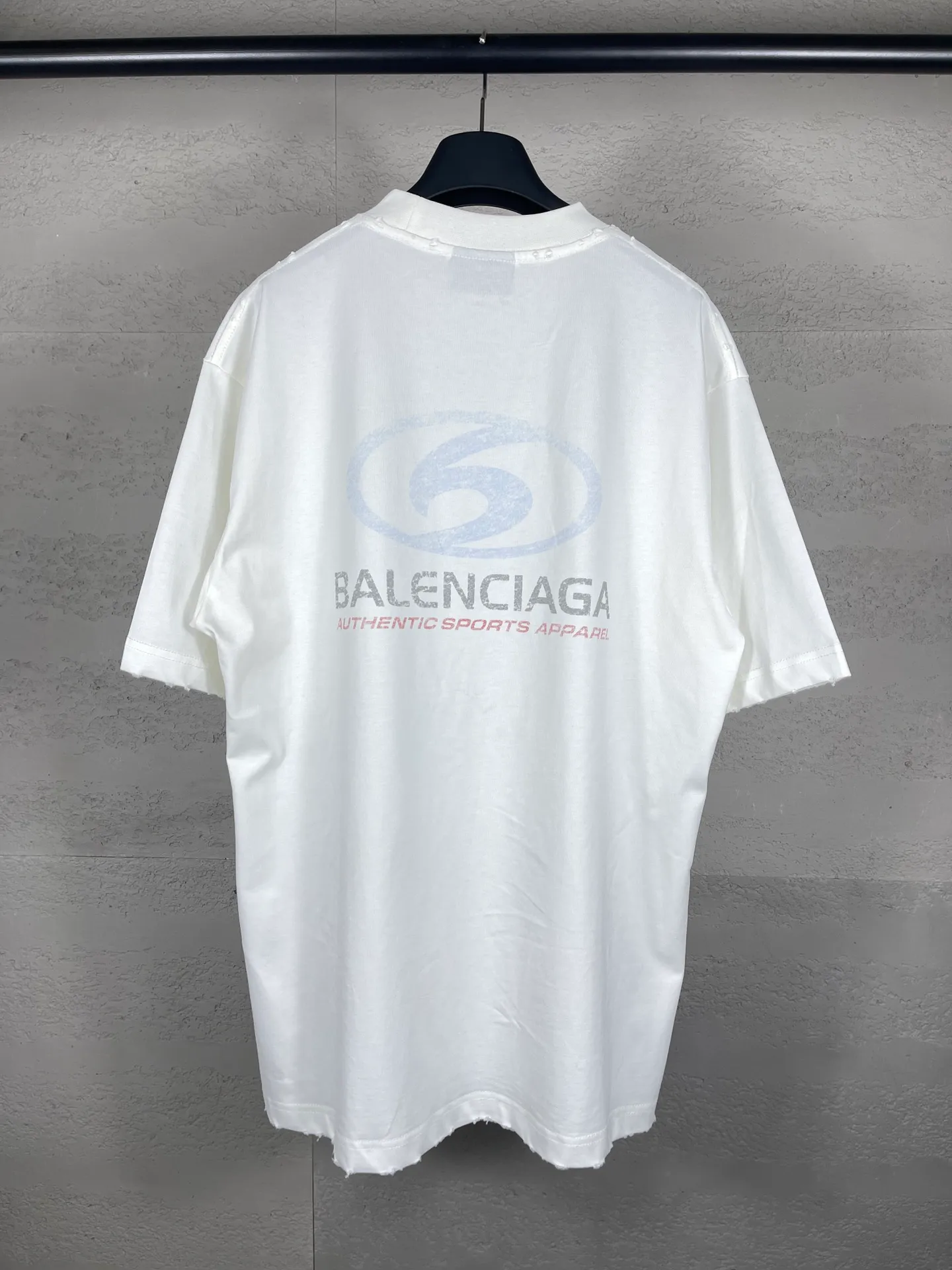 🅿️180 real shots [Top version. Official website quality] BALENCI*GA/Paris. 2024 new style. New LOGO blurry LOGO direct-injection printing ready-made worn-out short-sleeved T-shirt, brick cabinet synchronization. Genuine product developed at the first time, happy to print and compare! The fabric is made of Paris ZP custom-woven and dyed cotton double yarn. Weighing 260 grams, the cloth surface is clean. The cloth pattern is clear, soft and comfortable. The threads are dyed with no color difference. The classic LOGO is printed using environmentally friendly imported materials, with clear straight-crack pattern letters and a three-dimensional effect. Restored brick cabinet. Ready-made garments are washed, worn and distressed. Different market currency. Welcome to compare. The version adopts OS loose shoulder style. Same style for men and women. Code: BL223329 Color: gray blue, beige. Size: XS to L