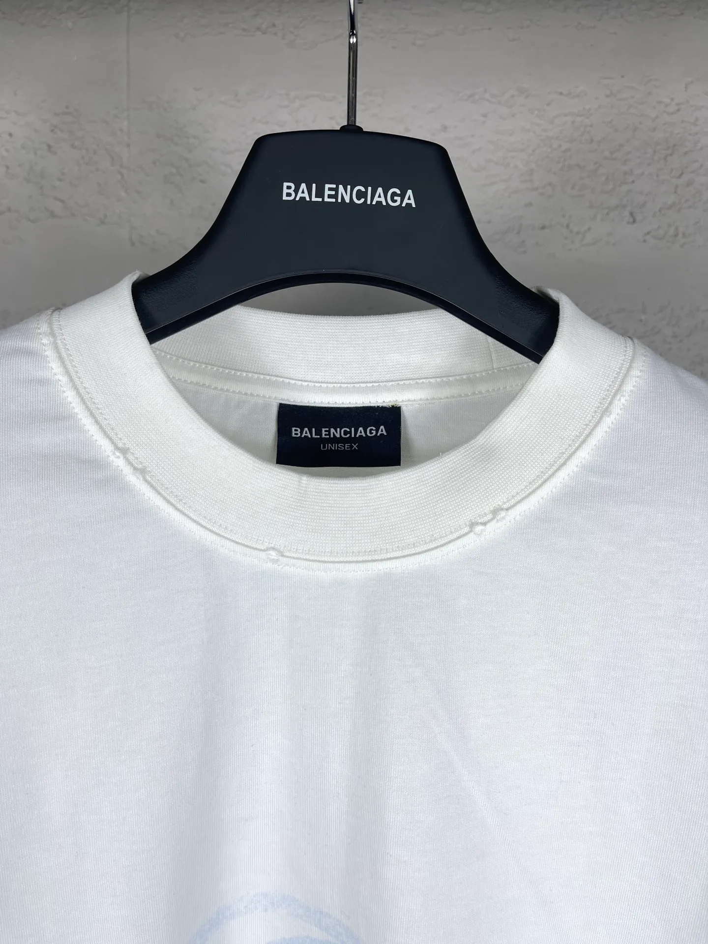 🅿️180 real shots [Top version. Official website quality] BALENCI*GA/Paris. 2024 new style. New LOGO blurry LOGO direct-injection printing ready-made worn-out short-sleeved T-shirt, brick cabinet synchronization. Genuine product developed at the first time, happy to print and compare! The fabric is made of Paris ZP custom-woven and dyed cotton double yarn. Weighing 260 grams, the cloth surface is clean. The cloth pattern is clear, soft and comfortable. The threads are dyed with no color difference. The classic LOGO is printed using environmentally friendly imported materials, with clear straight-crack pattern letters and a three-dimensional effect. Restored brick cabinet. Ready-made garments are washed, worn and distressed. Different market currency. Welcome to compare. The version adopts OS loose shoulder style. Same style for men and women. Code: BL223329 Color: gray blue, beige. Size: XS to L
