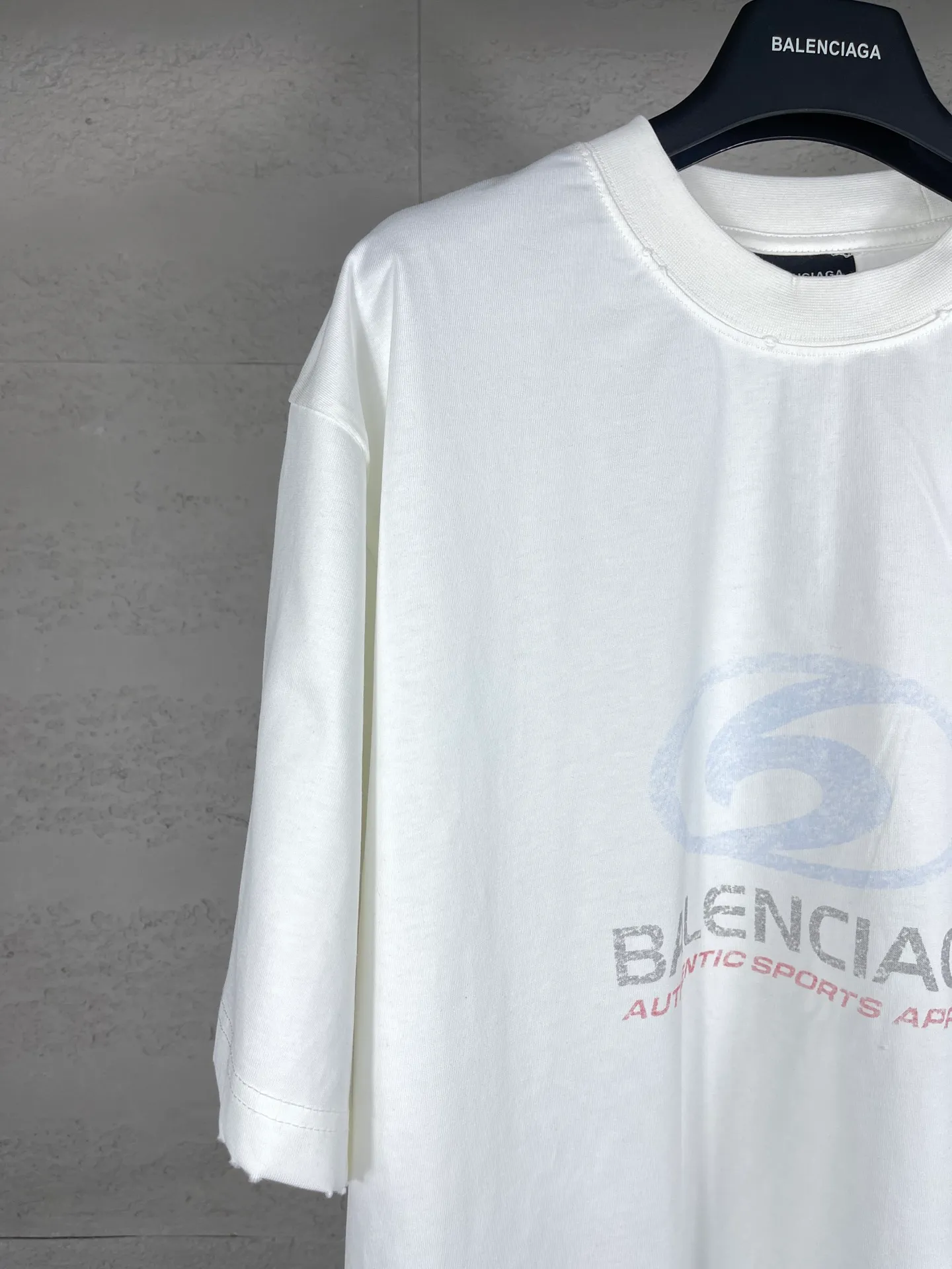 🅿️180 real shots [Top version. Official website quality] BALENCI*GA/Paris. 2024 new style. New LOGO blurry LOGO direct-injection printing ready-made worn-out short-sleeved T-shirt, brick cabinet synchronization. Genuine product developed at the first time, happy to print and compare! The fabric is made of Paris ZP custom-woven and dyed cotton double yarn. Weighing 260 grams, the cloth surface is clean. The cloth pattern is clear, soft and comfortable. The threads are dyed with no color difference. The classic LOGO is printed using environmentally friendly imported materials, with clear straight-crack pattern letters and a three-dimensional effect. Restored brick cabinet. Ready-made garments are washed, worn and distressed. Different market currency. Welcome to compare. The version adopts OS loose shoulder style. Same style for men and women. Code: BL223329 Color: gray blue, beige. Size: XS to L