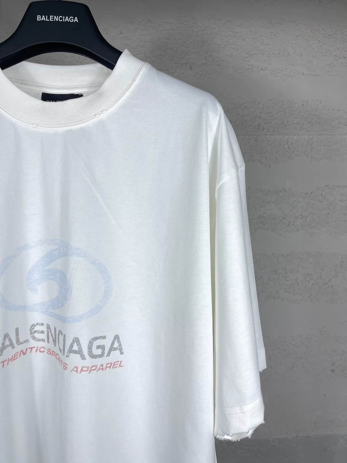 🅿️180 real shots [Top version. Official website quality] BALENCI*GA/Paris. 2024 new style. New LOGO blurry LOGO direct-injection printing ready-made worn-out short-sleeved T-shirt, brick cabinet synchronization. Genuine product developed at the first time, happy to print and compare! The fabric is made of Paris ZP custom-woven and dyed cotton double yarn. Weighing 260 grams, the cloth surface is clean. The cloth pattern is clear, soft and comfortable. The threads are dyed with no color difference. The classic LOGO is printed using environmentally friendly imported materials, with clear straight-crack pattern letters and a three-dimensional effect. Restored brick cabinet. Ready-made garments are washed, worn and distressed. Different market currency. Welcome to compare. The version adopts OS loose shoulder style. Same style for men and women. Code: BL223329 Color: gray blue, beige. Size: XS to L