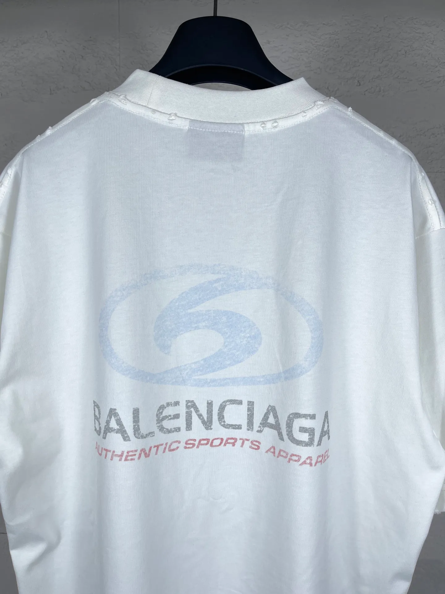 🅿️180 real shots [Top version. Official website quality] BALENCI*GA/Paris. 2024 new style. New LOGO blurry LOGO direct-injection printing ready-made worn-out short-sleeved T-shirt, brick cabinet synchronization. Genuine product developed at the first time, happy to print and compare! The fabric is made of Paris ZP custom-woven and dyed cotton double yarn. Weighing 260 grams, the cloth surface is clean. The cloth pattern is clear, soft and comfortable. The threads are dyed with no color difference. The classic LOGO is printed using environmentally friendly imported materials, with clear straight-crack pattern letters and a three-dimensional effect. Restored brick cabinet. Ready-made garments are washed, worn and distressed. Different market currency. Welcome to compare. The version adopts OS loose shoulder style. Same style for men and women. Code: BL223329 Color: gray blue, beige. Size: XS to L
