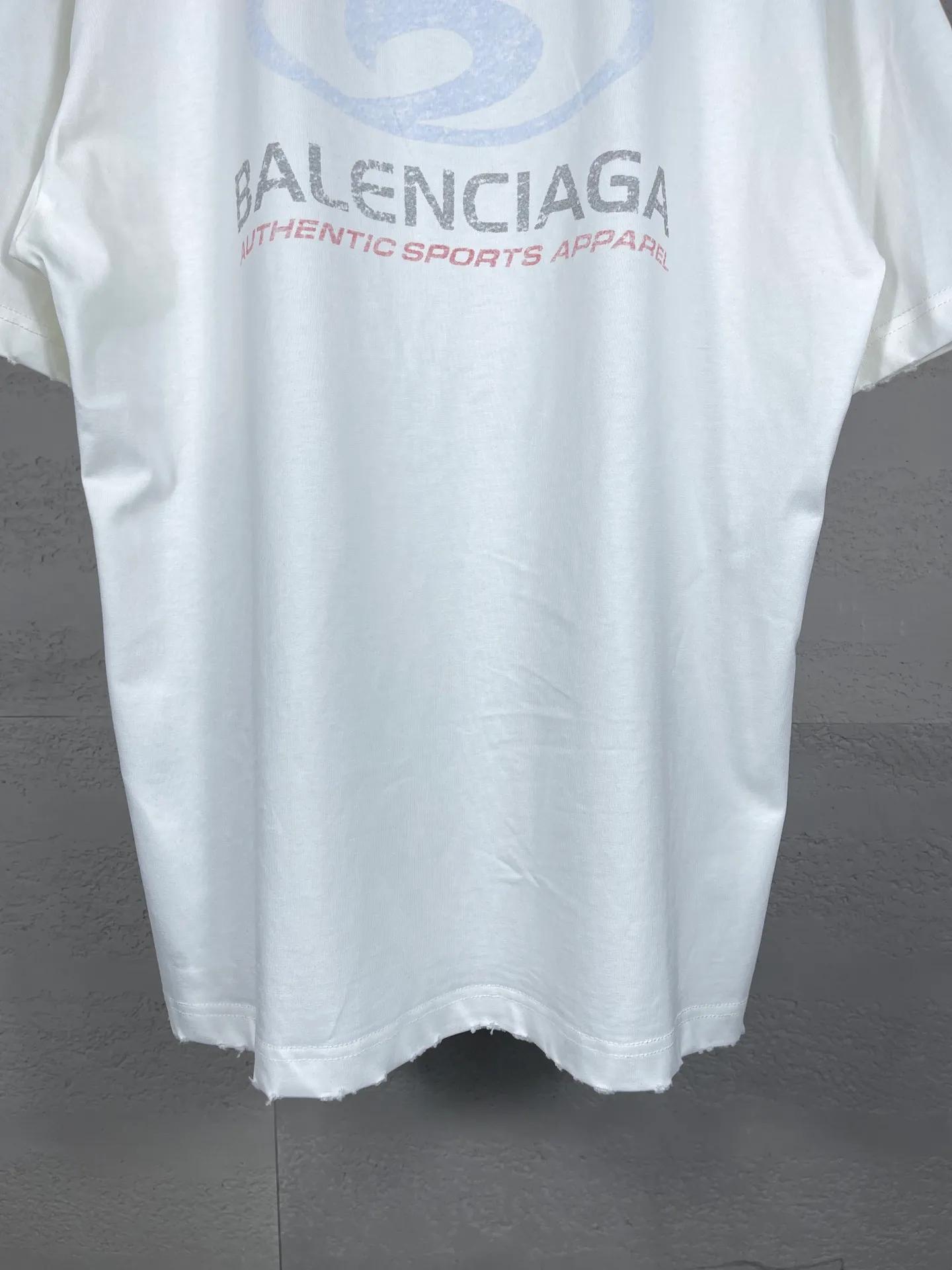 🅿️180 real shots [Top version. Official website quality] BALENCI*GA/Paris. 2024 new style. New LOGO blurry LOGO direct-injection printing ready-made worn-out short-sleeved T-shirt, brick cabinet synchronization. Genuine product developed at the first time, happy to print and compare! The fabric is made of Paris ZP custom-woven and dyed cotton double yarn. Weighing 260 grams, the cloth surface is clean. The cloth pattern is clear, soft and comfortable. The threads are dyed with no color difference. The classic LOGO is printed using environmentally friendly imported materials, with clear straight-crack pattern letters and a three-dimensional effect. Restored brick cabinet. Ready-made garments are washed, worn and distressed. Different market currency. Welcome to compare. The version adopts OS loose shoulder style. Same style for men and women. Code: BL223329 Color: gray blue, beige. Size: XS to L