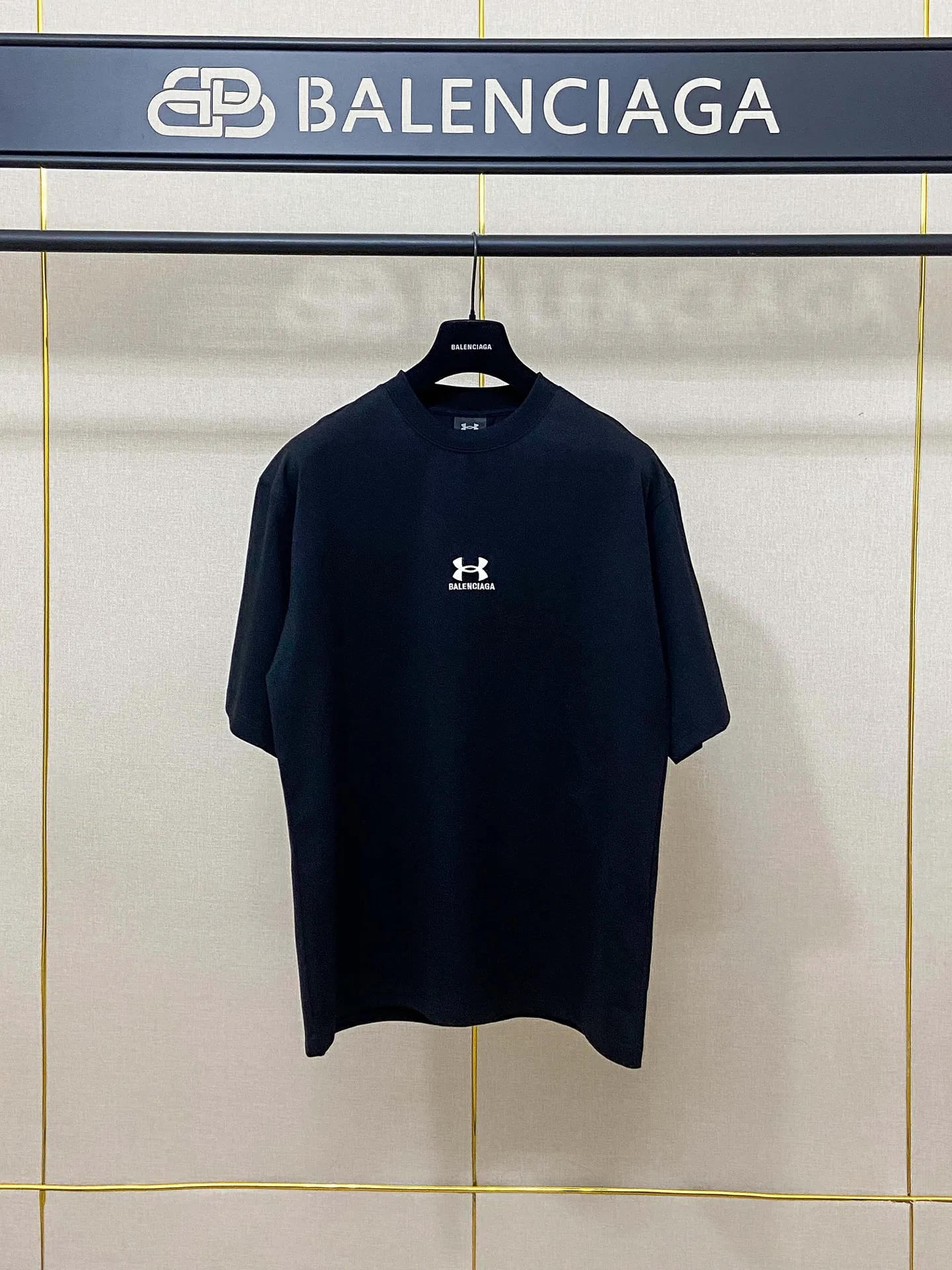 🅿️170 9158# Actual pictures Top version [[BALENCIA*GA] Official website quality New Paris co-branded UnderArmour front and rear embroidered short-sleeved T-shirt OS version Loose dropped shoulders Unisex Fabric: 260g 100% cotton double yarn Process: Front and back embroidery Garment washing Shape solid color Color: Black Red Size: XS S M L