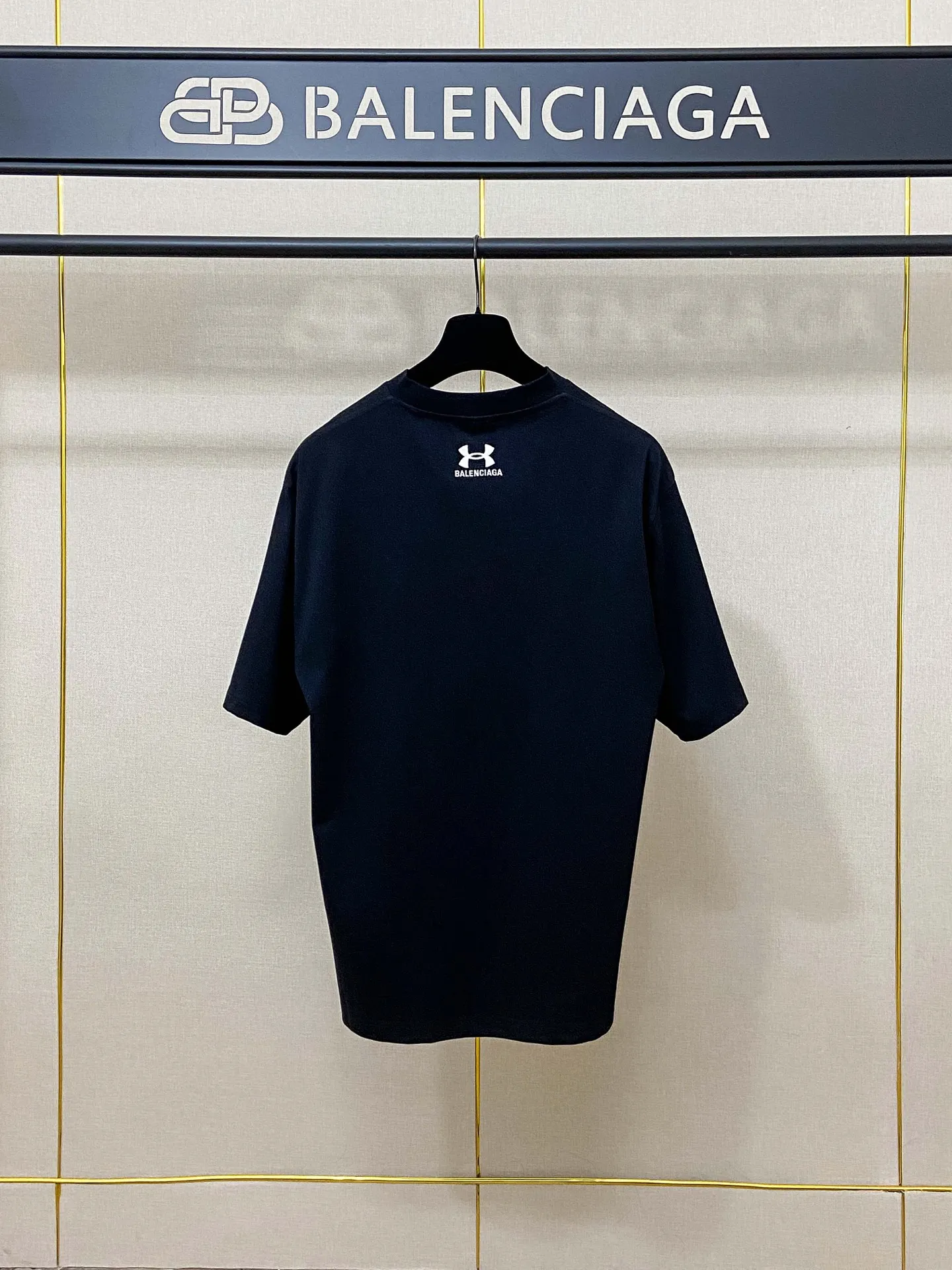 🅿️170 9158# Actual pictures Top version [[BALENCIA*GA] Official website quality New Paris co-branded UnderArmour front and rear embroidered short-sleeved T-shirt OS version Loose dropped shoulders Unisex Fabric: 260g 100% cotton double yarn Process: Front and back embroidery Garment washing Shape solid color Color: Black Red Size: XS S M L