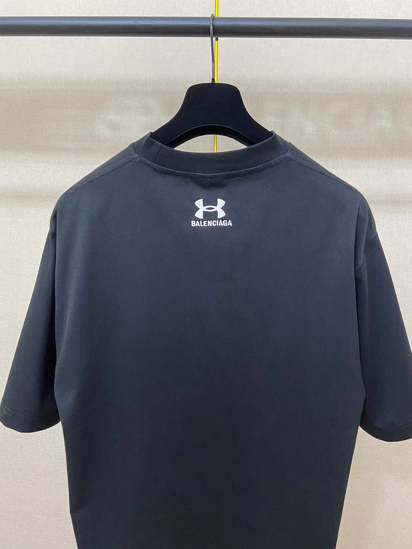 🅿️170 9158# Actual pictures Top version [[BALENCIA*GA] Official website quality New Paris co-branded UnderArmour front and rear embroidered short-sleeved T-shirt OS version Loose dropped shoulders Unisex Fabric: 260g 100% cotton double yarn Process: Front and back embroidery Garment washing Shape solid color Color: Black Red Size: XS S M L