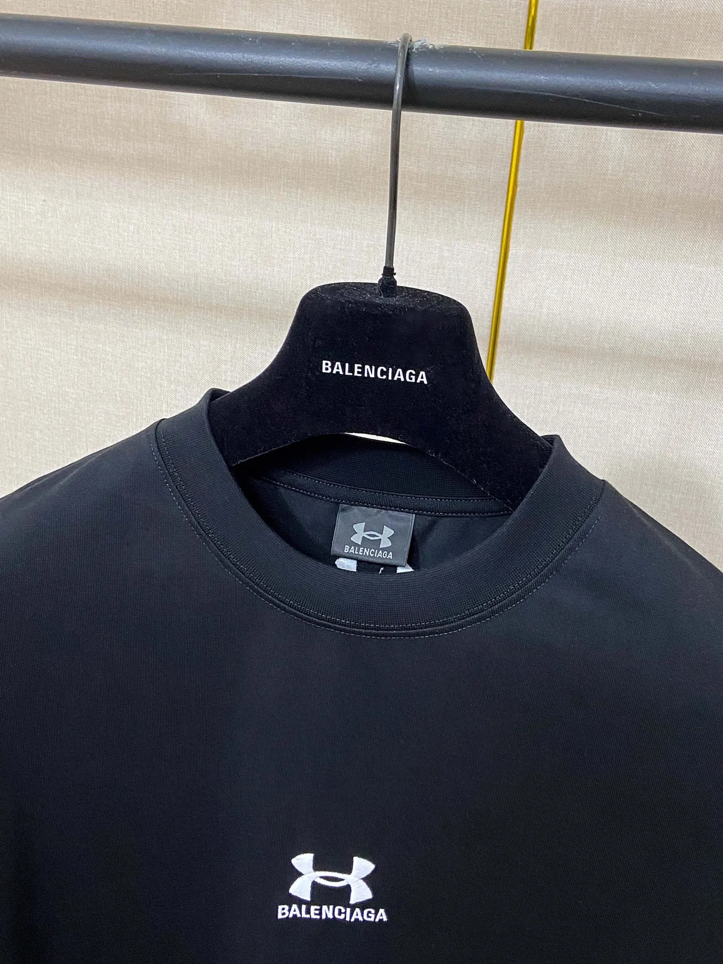 🅿️170 9158# Actual pictures Top version [[BALENCIA*GA] Official website quality New Paris co-branded UnderArmour front and rear embroidered short-sleeved T-shirt OS version Loose dropped shoulders Unisex Fabric: 260g 100% cotton double yarn Process: Front and back embroidery Garment washing Shape solid color Color: Black Red Size: XS S M L