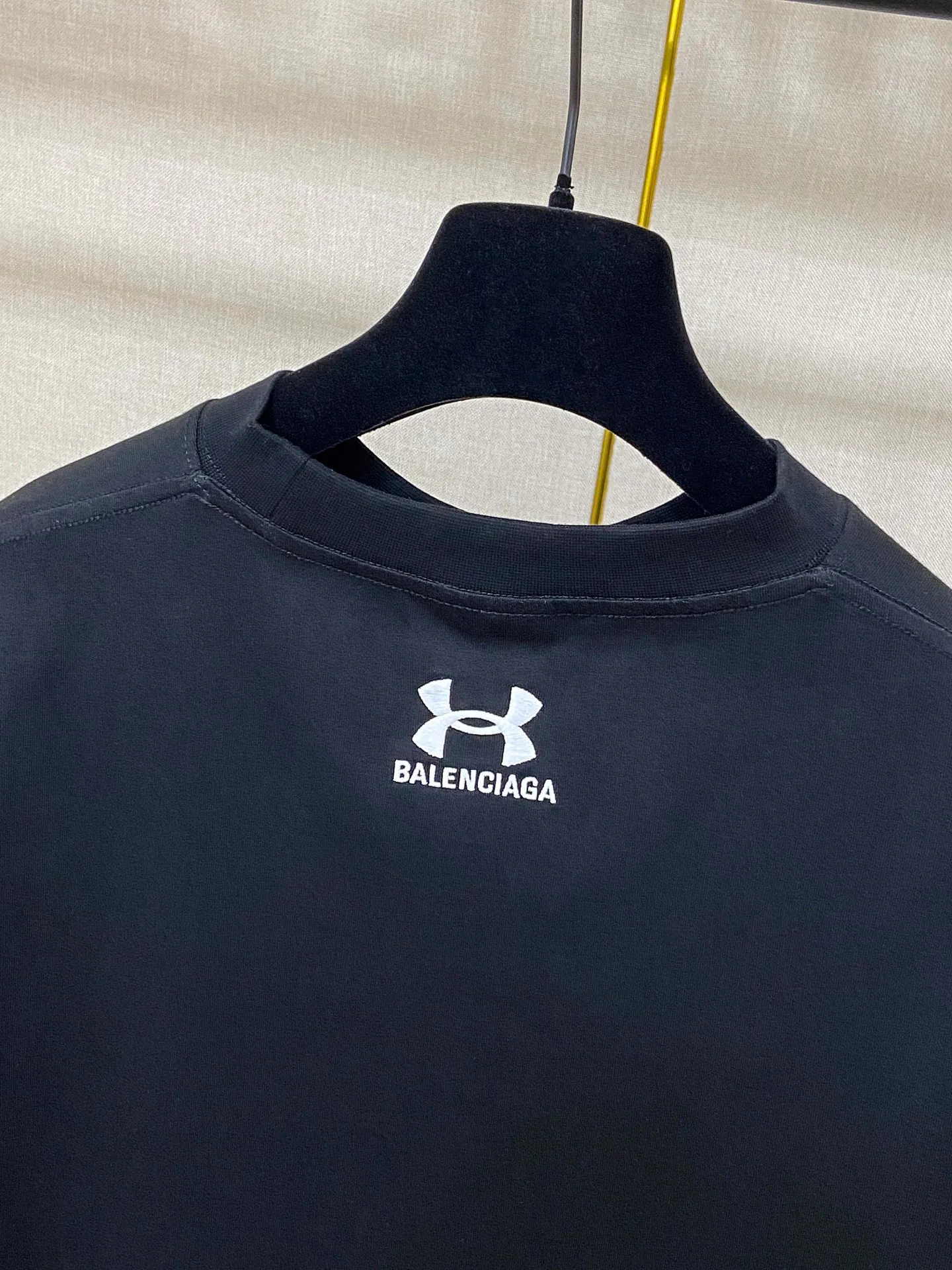 🅿️170 9158# Actual pictures Top version [[BALENCIA*GA] Official website quality New Paris co-branded UnderArmour front and rear embroidered short-sleeved T-shirt OS version Loose dropped shoulders Unisex Fabric: 260g 100% cotton double yarn Process: Front and back embroidery Garment washing Shape solid color Color: Black Red Size: XS S M L