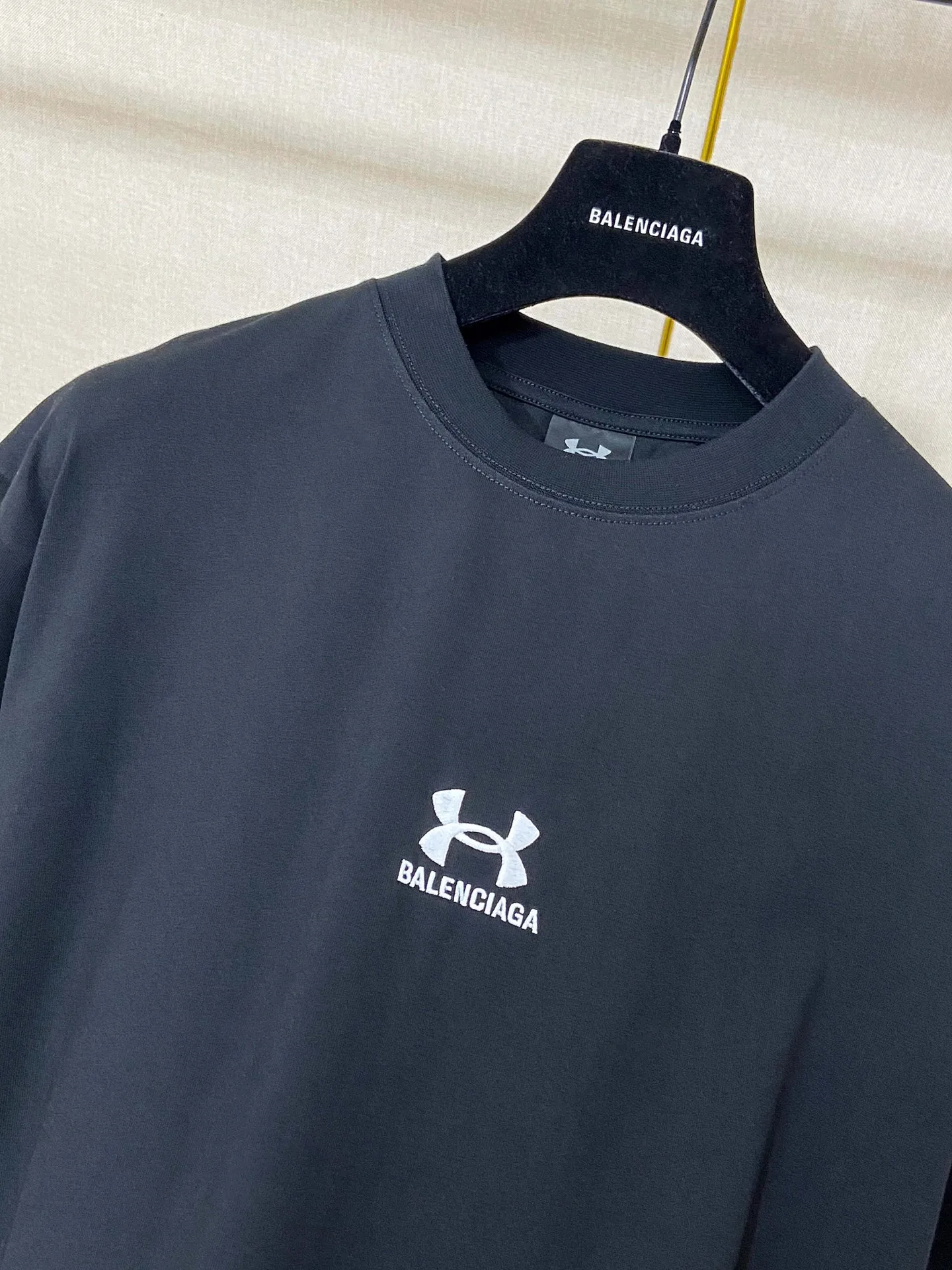 🅿️170 9158# Actual pictures Top version [[BALENCIA*GA] Official website quality New Paris co-branded UnderArmour front and rear embroidered short-sleeved T-shirt OS version Loose dropped shoulders Unisex Fabric: 260g 100% cotton double yarn Process: Front and back embroidery Garment washing Shape solid color Color: Black Red Size: XS S M L