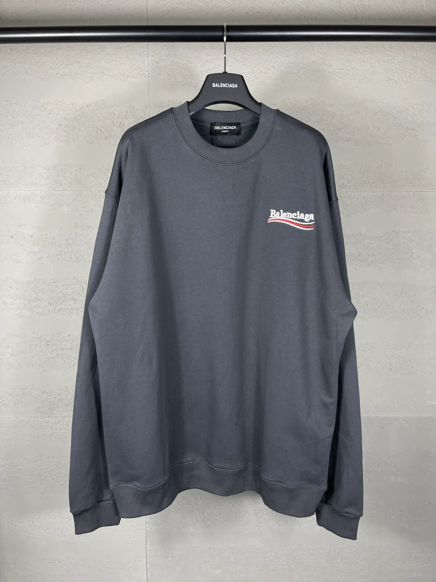 🅿️240 real photos [Top version. Official website quality] BALENCI*GA/Paris #classic style. Coke embroidered round neck sweatshirt. The fabric is made of Paris ZP custom-woven and dyed cotton sweatshirt. The weight is 450 grams. The cloth surface is clean. The cloth pattern is clear, soft and comfortable. The threads are dyed with no color difference. The classic pattern embroidery uses an imported embroidery machine, and the embroidery thread color is embroidered according to the original color. It is produced according to the pictures in the Jubie market. The letters are clear. The three-dimensional effect is strong. The version adopts the OS loose shoulder version. The same style for men and women. Coding: BL235565 Color: black, white, dark gray, blue, off-white Size: XS S M L