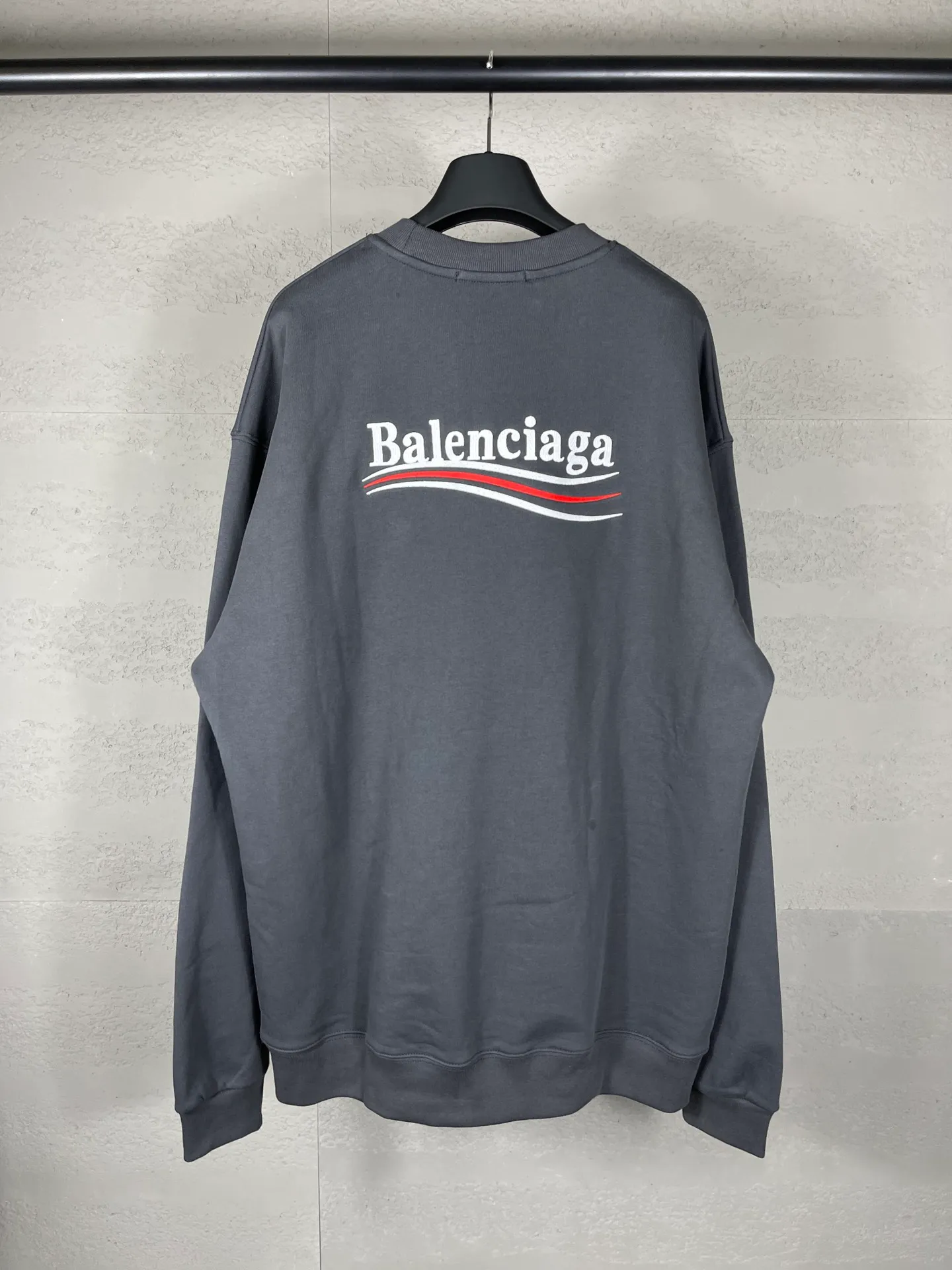 🅿️240 real photos [Top version. Official website quality] BALENCI*GA/Paris #classic style. Coke embroidered round neck sweatshirt. The fabric is made of Paris ZP custom-woven and dyed cotton sweatshirt. The weight is 450 grams. The cloth surface is clean. The cloth pattern is clear, soft and comfortable. The threads are dyed with no color difference. The classic pattern embroidery uses an imported embroidery machine, and the embroidery thread color is embroidered according to the original color. It is produced according to the pictures in the Jubie market. The letters are clear. The three-dimensional effect is strong. The version adopts the OS loose shoulder version. The same style for men and women. Coding: BL235565 Color: black, white, dark gray, blue, off-white Size: XS S M L