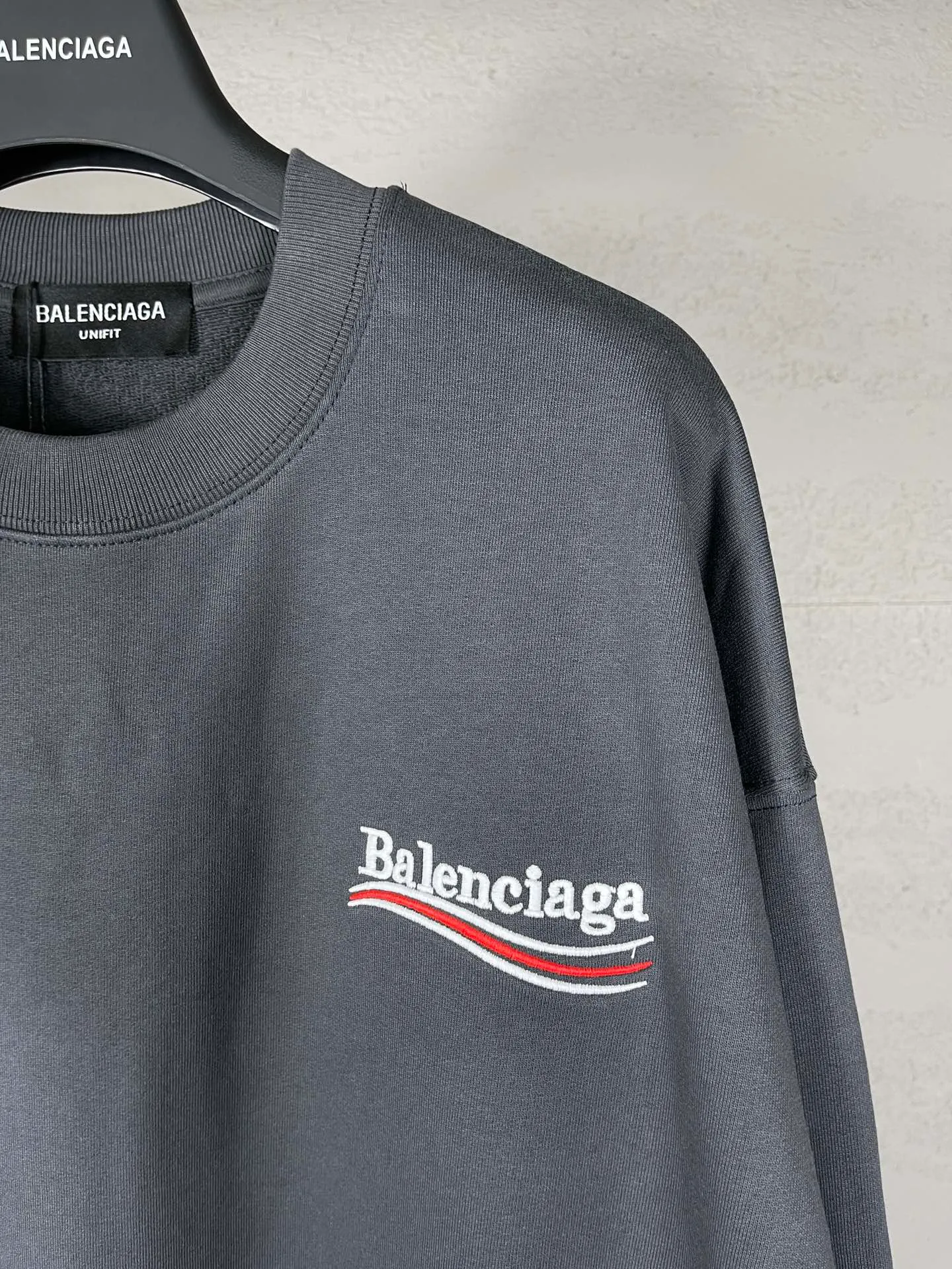 🅿️240 real photos [Top version. Official website quality] BALENCI*GA/Paris #classic style. Coke embroidered round neck sweatshirt. The fabric is made of Paris ZP custom-woven and dyed cotton sweatshirt. The weight is 450 grams. The cloth surface is clean. The cloth pattern is clear, soft and comfortable. The threads are dyed with no color difference. The classic pattern embroidery uses an imported embroidery machine, and the embroidery thread color is embroidered according to the original color. It is produced according to the pictures in the Jubie market. The letters are clear. The three-dimensional effect is strong. The version adopts the OS loose shoulder version. The same style for men and women. Coding: BL235565 Color: black, white, dark gray, blue, off-white Size: XS S M L
