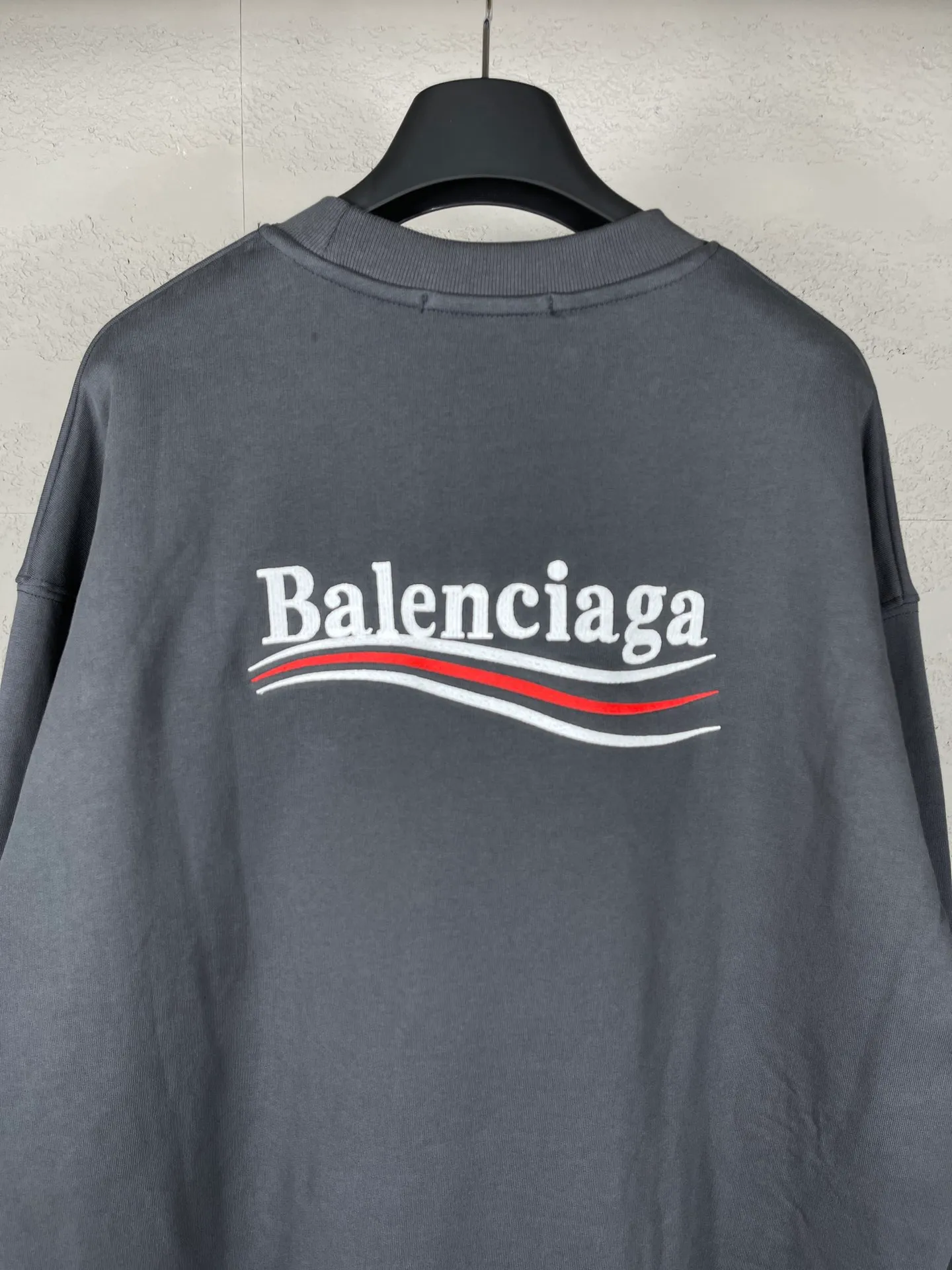 🅿️240 real photos [Top version. Official website quality] BALENCI*GA/Paris #classic style. Coke embroidered round neck sweatshirt. The fabric is made of Paris ZP custom-woven and dyed cotton sweatshirt. The weight is 450 grams. The cloth surface is clean. The cloth pattern is clear, soft and comfortable. The threads are dyed with no color difference. The classic pattern embroidery uses an imported embroidery machine, and the embroidery thread color is embroidered according to the original color. It is produced according to the pictures in the Jubie market. The letters are clear. The three-dimensional effect is strong. The version adopts the OS loose shoulder version. The same style for men and women. Coding: BL235565 Color: black, white, dark gray, blue, off-white Size: XS S M L