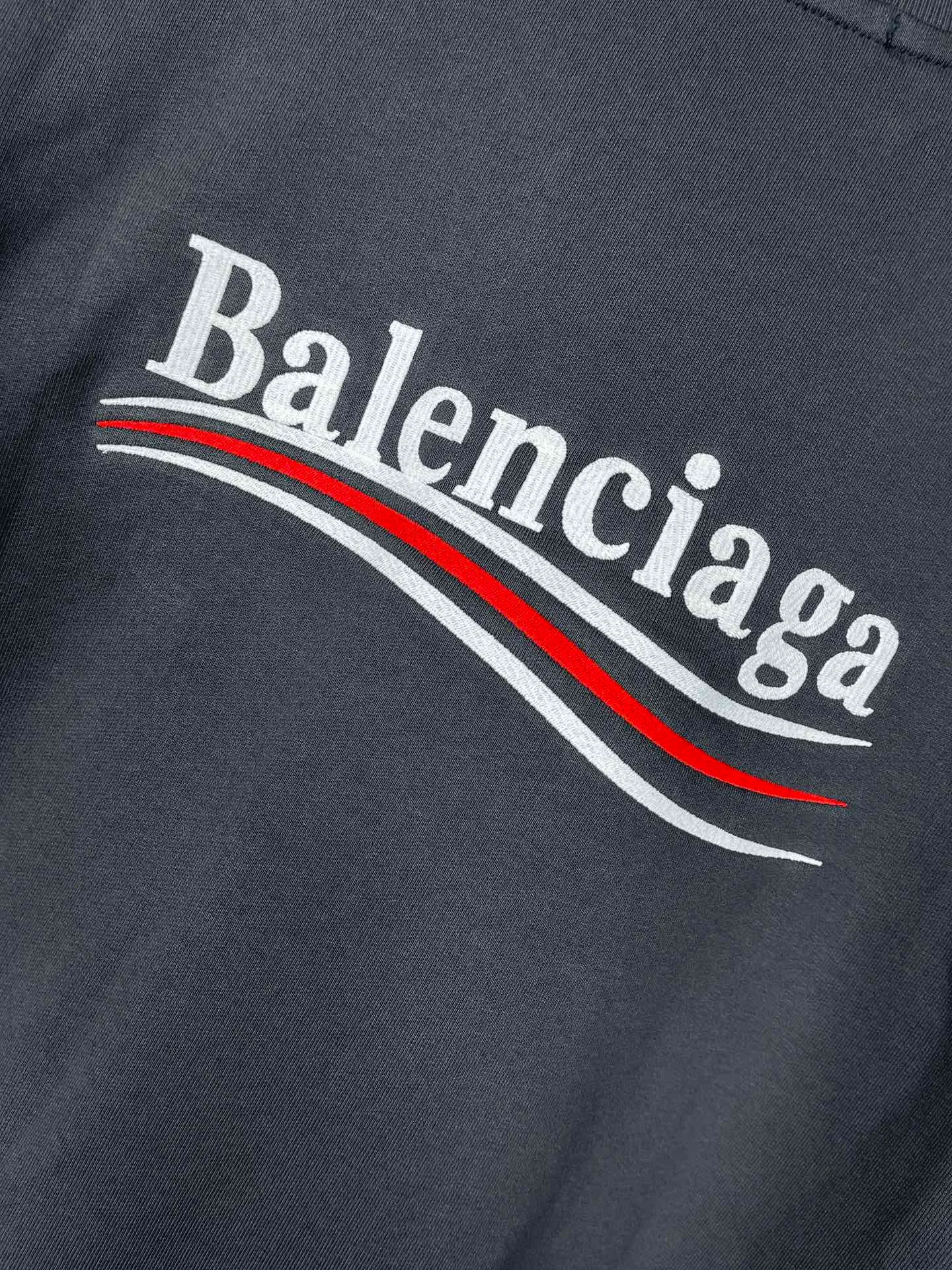 🅿️240 real photos [Top version. Official website quality] BALENCI*GA/Paris #classic style. Coke embroidered round neck sweatshirt. The fabric is made of Paris ZP custom-woven and dyed cotton sweatshirt. The weight is 450 grams. The cloth surface is clean. The cloth pattern is clear, soft and comfortable. The threads are dyed with no color difference. The classic pattern embroidery uses an imported embroidery machine, and the embroidery thread color is embroidered according to the original color. It is produced according to the pictures in the Jubie market. The letters are clear. The three-dimensional effect is strong. The version adopts the OS loose shoulder version. The same style for men and women. Coding: BL235565 Color: black, white, dark gray, blue, off-white Size: XS S M L