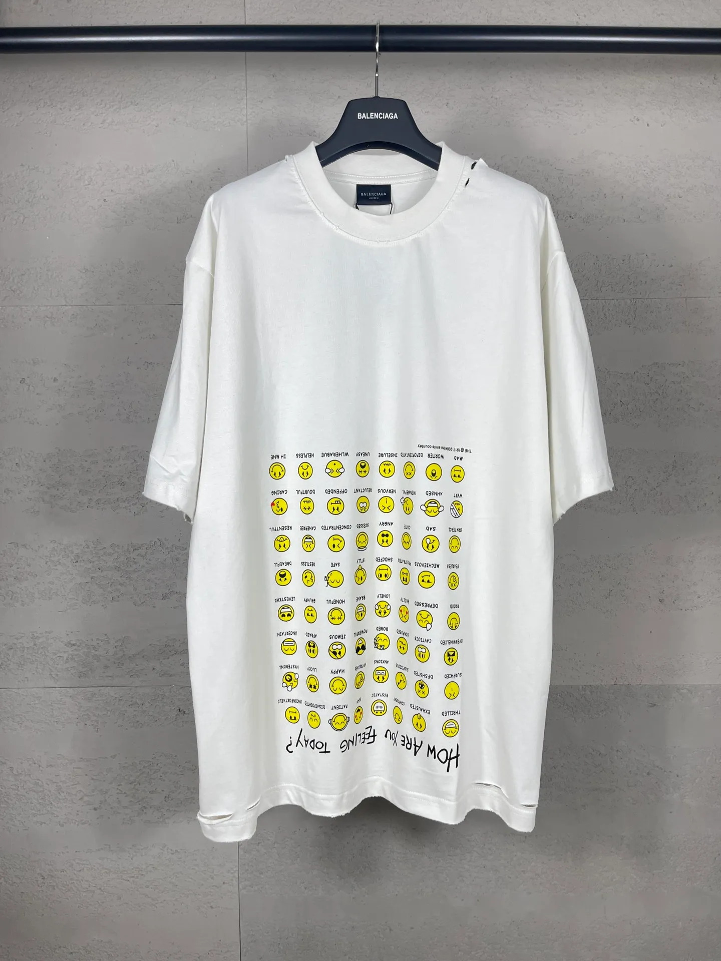 🅿️190 real photos [Top version. Official website quality] BALENCI*GA/Paris. SS25 latest smiley face collection printed washed, distressed and worn short-sleeved T-shirt. Ready-to-wear, many distressed and worn. Brick cabinets are synchronized. Genuine products are developed at the first time, and you can print and compare! The fabric is made of Paris ZP custom-woven and dyed cotton double yarn. Weighing 260 grams, the cloth surface is clean. The cloth pattern is clear, soft and comfortable. The threads are dyed with no color difference. The printing is made of environmentally friendly imported materials. The letters are clear and the effect is three-dimensional. The version adopts OS loose shoulder design. Same style for men and women. Code: BL223610 Color: black, off-white Size: XS S M L