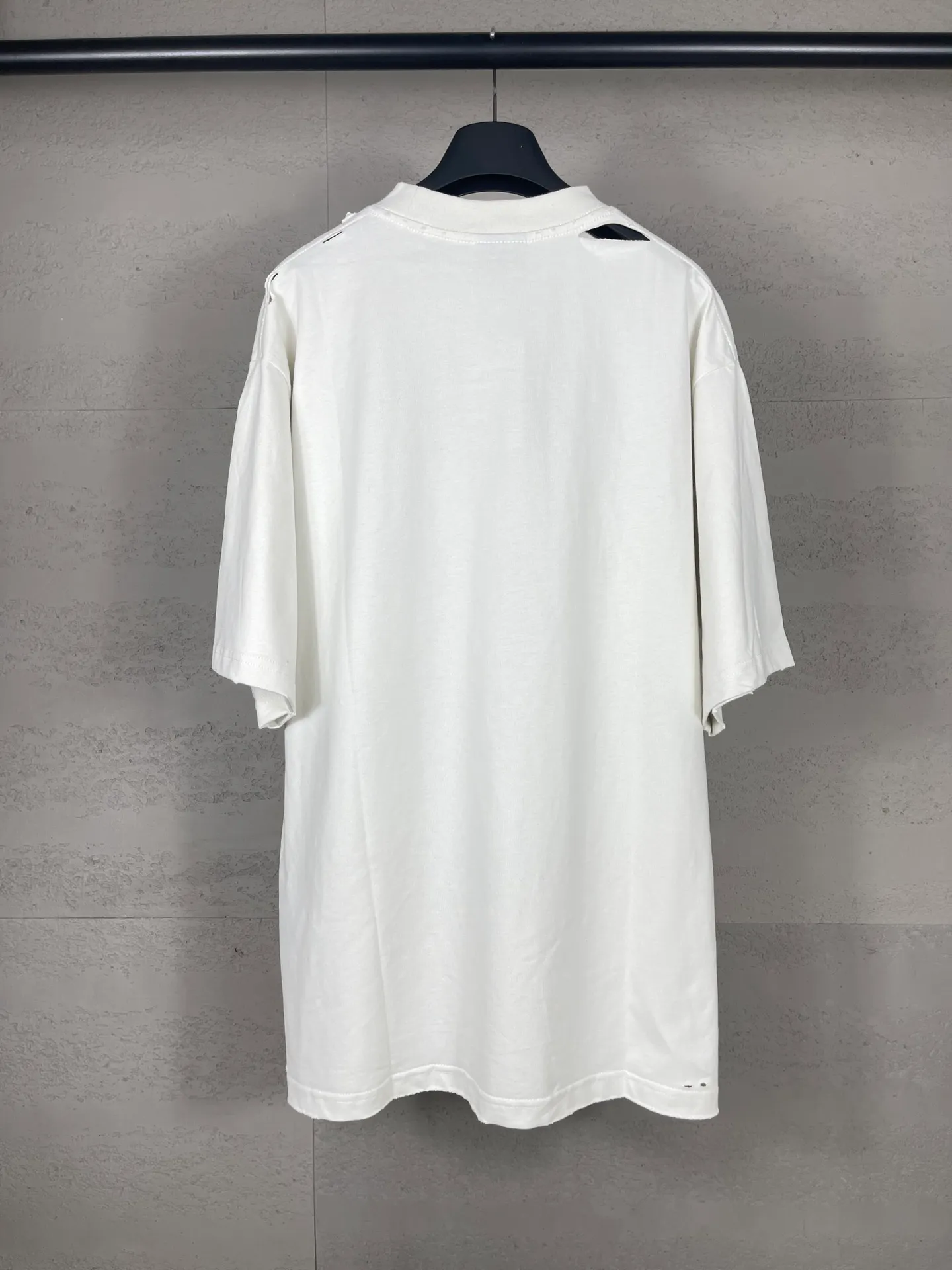 🅿️190 real photos [Top version. Official website quality] BALENCI*GA/Paris. SS25 latest smiley face collection printed washed, distressed and worn short-sleeved T-shirt. Ready-to-wear, many distressed and worn. Brick cabinets are synchronized. Genuine products are developed at the first time, and you can print and compare! The fabric is made of Paris ZP custom-woven and dyed cotton double yarn. Weighing 260 grams, the cloth surface is clean. The cloth pattern is clear, soft and comfortable. The threads are dyed with no color difference. The printing is made of environmentally friendly imported materials. The letters are clear and the effect is three-dimensional. The version adopts OS loose shoulder design. Same style for men and women. Code: BL223610 Color: black, off-white Size: XS S M L