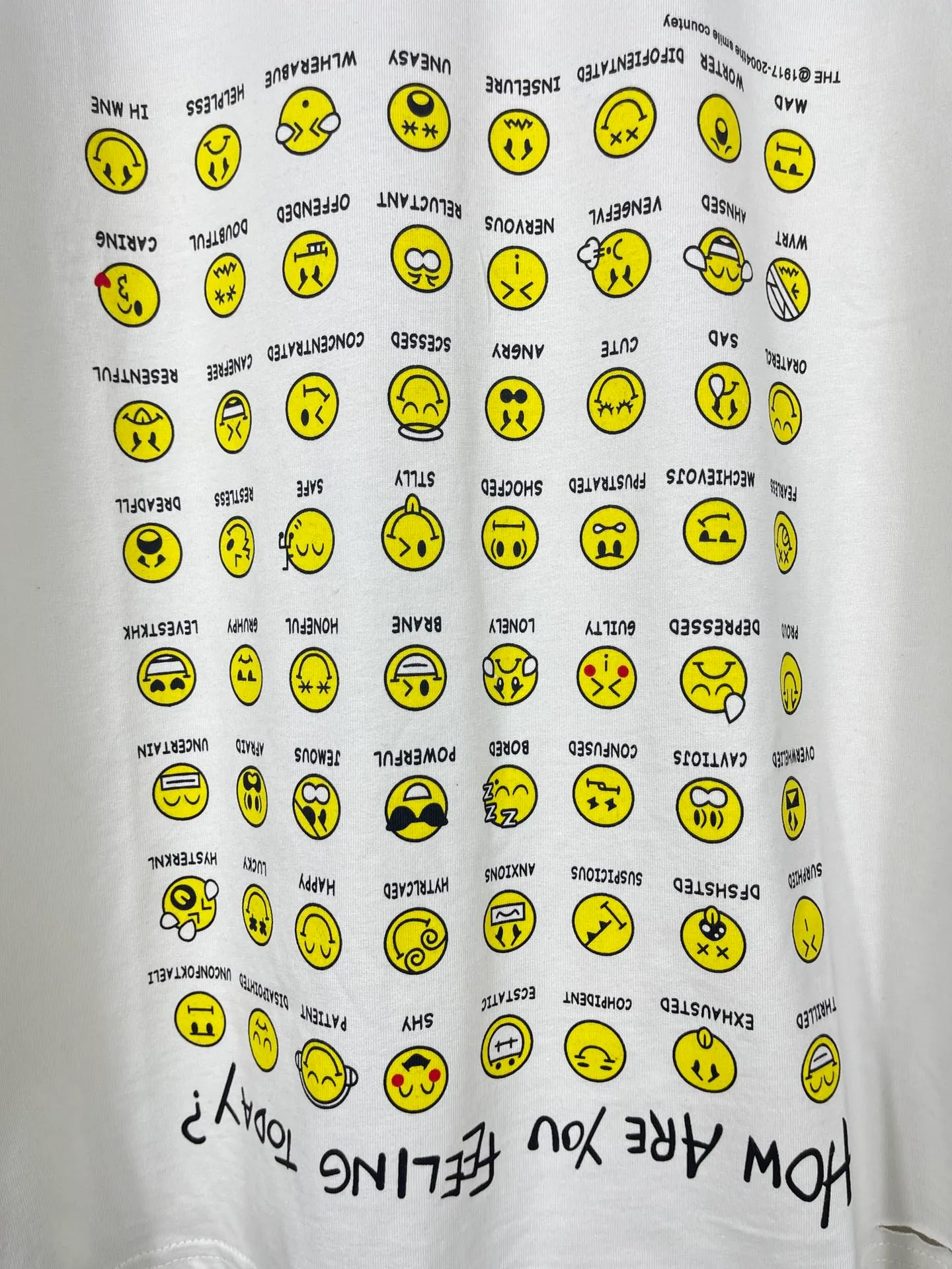🅿️190 real photos [Top version. Official website quality] BALENCI*GA/Paris. SS25 latest smiley face collection printed washed, distressed and worn short-sleeved T-shirt. Ready-to-wear, many distressed and worn. Brick cabinets are synchronized. Genuine products are developed at the first time, and you can print and compare! The fabric is made of Paris ZP custom-woven and dyed cotton double yarn. Weighing 260 grams, the cloth surface is clean. The cloth pattern is clear, soft and comfortable. The threads are dyed with no color difference. The printing is made of environmentally friendly imported materials. The letters are clear and the effect is three-dimensional. The version adopts OS loose shoulder design. Same style for men and women. Code: BL223610 Color: black, off-white Size: XS S M L