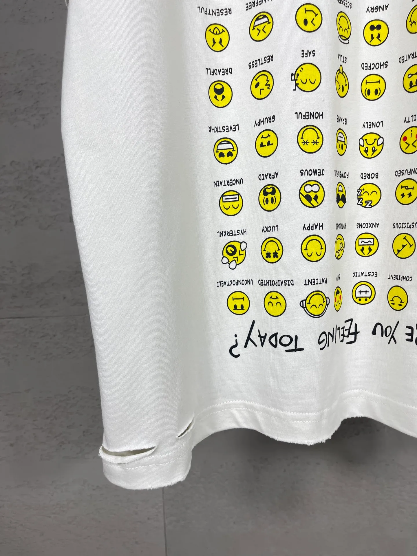 🅿️190 real photos [Top version. Official website quality] BALENCI*GA/Paris. SS25 latest smiley face collection printed washed, distressed and worn short-sleeved T-shirt. Ready-to-wear, many distressed and worn. Brick cabinets are synchronized. Genuine products are developed at the first time, and you can print and compare! The fabric is made of Paris ZP custom-woven and dyed cotton double yarn. Weighing 260 grams, the cloth surface is clean. The cloth pattern is clear, soft and comfortable. The threads are dyed with no color difference. The printing is made of environmentally friendly imported materials. The letters are clear and the effect is three-dimensional. The version adopts OS loose shoulder design. Same style for men and women. Code: BL223610 Color: black, off-white Size: XS S M L