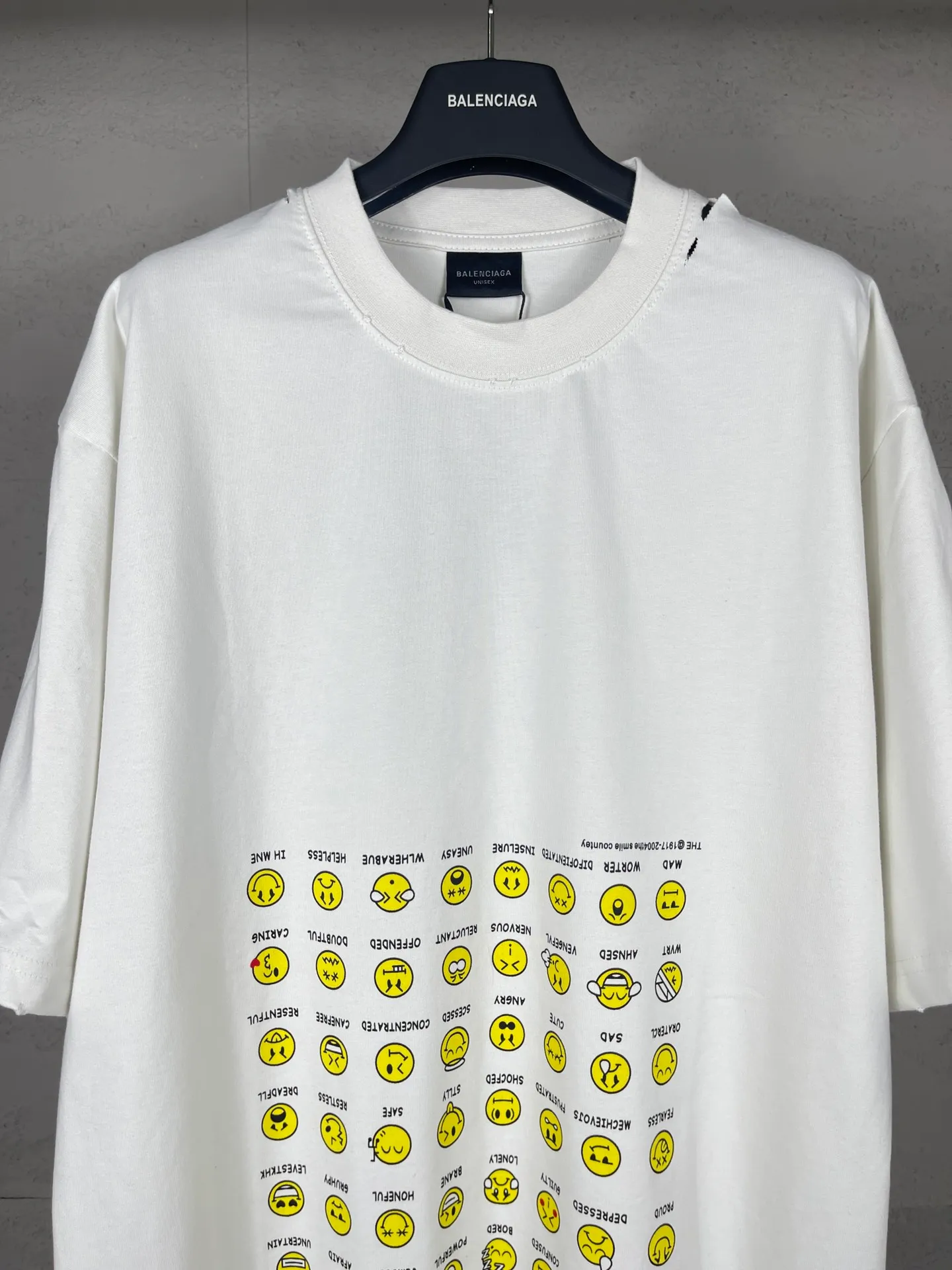🅿️190 real photos [Top version. Official website quality] BALENCI*GA/Paris. SS25 latest smiley face collection printed washed, distressed and worn short-sleeved T-shirt. Ready-to-wear, many distressed and worn. Brick cabinets are synchronized. Genuine products are developed at the first time, and you can print and compare! The fabric is made of Paris ZP custom-woven and dyed cotton double yarn. Weighing 260 grams, the cloth surface is clean. The cloth pattern is clear, soft and comfortable. The threads are dyed with no color difference. The printing is made of environmentally friendly imported materials. The letters are clear and the effect is three-dimensional. The version adopts OS loose shoulder design. Same style for men and women. Code: BL223610 Color: black, off-white Size: XS S M L