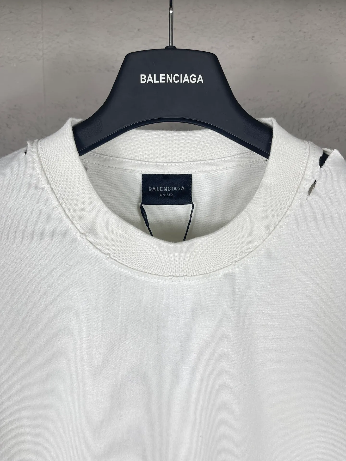 🅿️190 real photos [Top version. Official website quality] BALENCI*GA/Paris. SS25 latest smiley face collection printed washed, distressed and worn short-sleeved T-shirt. Ready-to-wear, many distressed and worn. Brick cabinets are synchronized. Genuine products are developed at the first time, and you can print and compare! The fabric is made of Paris ZP custom-woven and dyed cotton double yarn. Weighing 260 grams, the cloth surface is clean. The cloth pattern is clear, soft and comfortable. The threads are dyed with no color difference. The printing is made of environmentally friendly imported materials. The letters are clear and the effect is three-dimensional. The version adopts OS loose shoulder design. Same style for men and women. Code: BL223610 Color: black, off-white Size: XS S M L