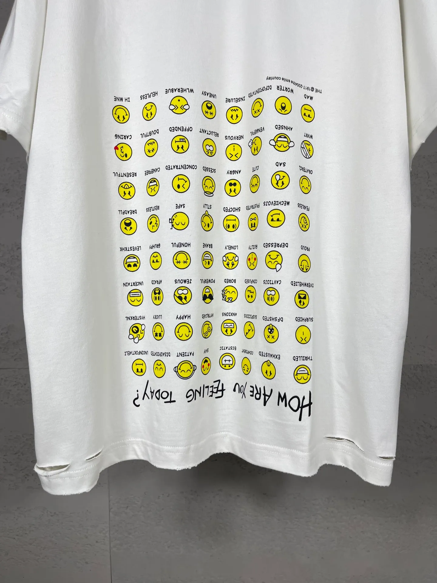 🅿️190 real photos [Top version. Official website quality] BALENCI*GA/Paris. SS25 latest smiley face collection printed washed, distressed and worn short-sleeved T-shirt. Ready-to-wear, many distressed and worn. Brick cabinets are synchronized. Genuine products are developed at the first time, and you can print and compare! The fabric is made of Paris ZP custom-woven and dyed cotton double yarn. Weighing 260 grams, the cloth surface is clean. The cloth pattern is clear, soft and comfortable. The threads are dyed with no color difference. The printing is made of environmentally friendly imported materials. The letters are clear and the effect is three-dimensional. The version adopts OS loose shoulder design. Same style for men and women. Code: BL223610 Color: black, off-white Size: XS S M L