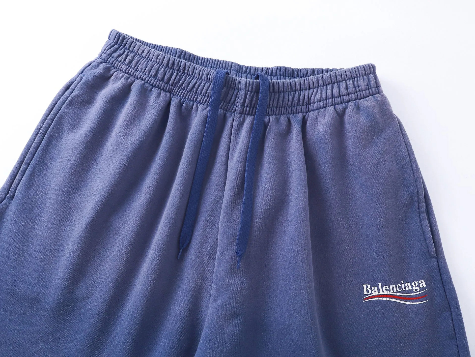 🅿️226 real photos [Top version. Official website quality] BALENCI*GA/Paris. 2025 new model. Classic wave print on the front, washed, distressed and worn shorts. Synchronized with brick cabinets. Developed authentic products at the first time, happy to print and compare! The fabric is made of Paris ZP custom-woven and dyed cotton terry sweatshirt, with a weight of 460 grams. The cloth surface is clean. The cloth pattern is clear, the hand feels soft and comfortable, and the imported environmentally friendly rubber paddles are used for printing. The letters are clear and the effect is three-dimensional. The version adopts a loose version. Same style for men and women. Code: BL257025 Color: washed blue Size: XS S M L