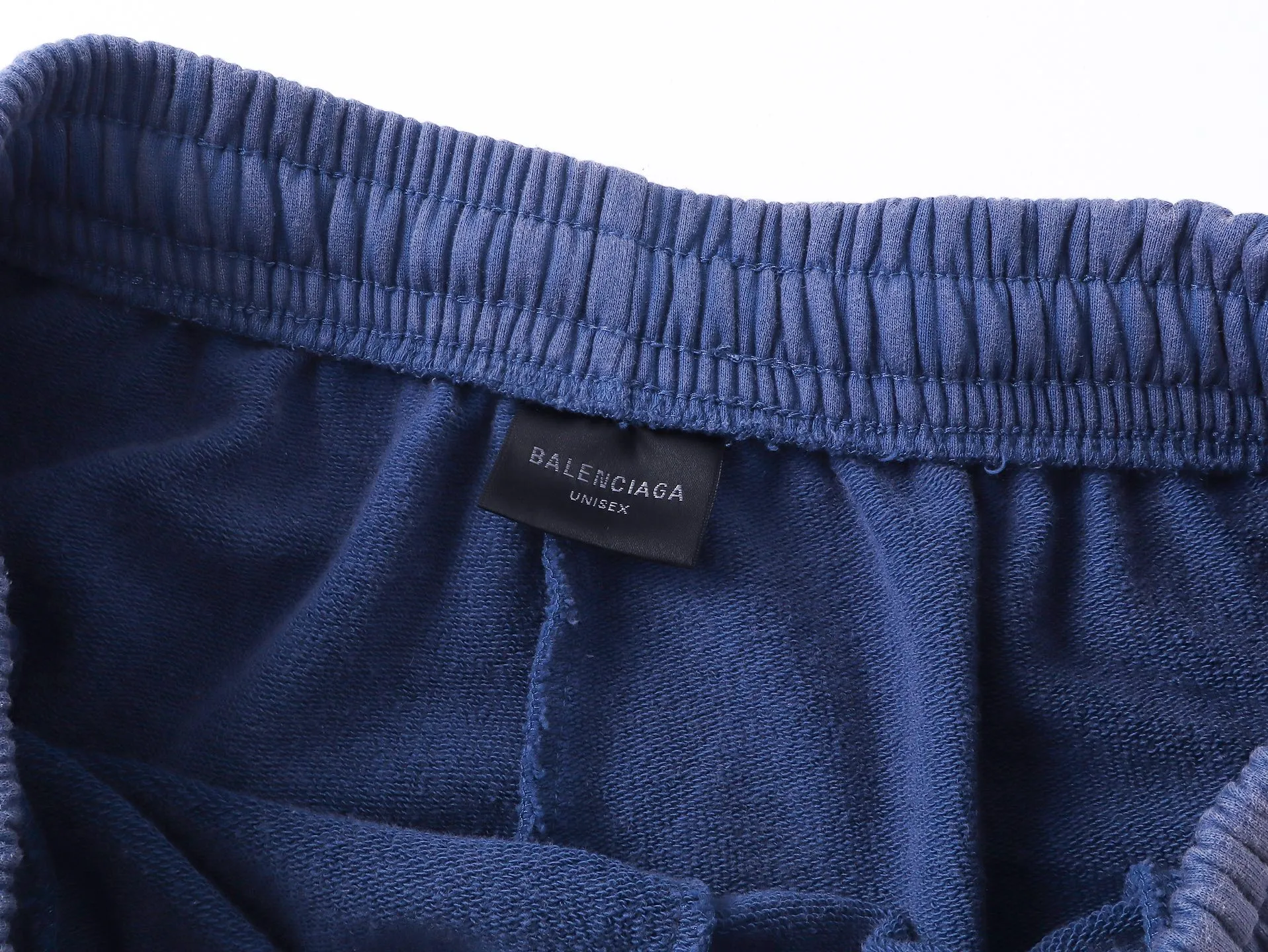 🅿️226 real photos [Top version. Official website quality] BALENCI*GA/Paris. 2025 new model. Classic wave print on the front, washed, distressed and worn shorts. Synchronized with brick cabinets. Developed authentic products at the first time, happy to print and compare! The fabric is made of Paris ZP custom-woven and dyed cotton terry sweatshirt, with a weight of 460 grams. The cloth surface is clean. The cloth pattern is clear, the hand feels soft and comfortable, and the imported environmentally friendly rubber paddles are used for printing. The letters are clear and the effect is three-dimensional. The version adopts a loose version. Same style for men and women. Code: BL257025 Color: washed blue Size: XS S M L