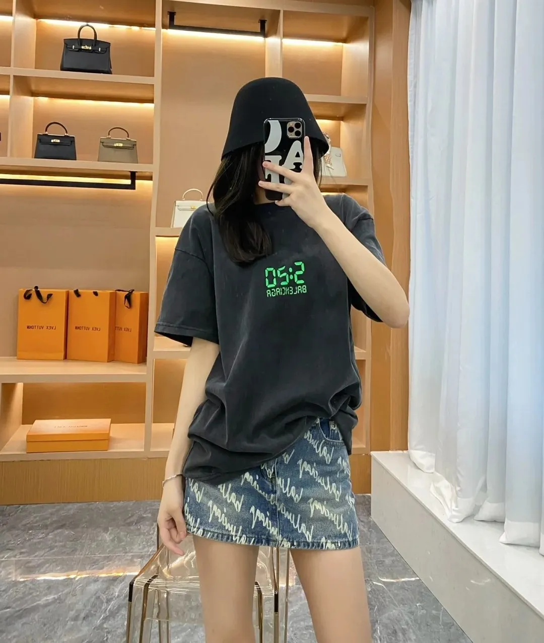 ♻️💯Refer to the model picture for the upper body❤️Can be paired with a gift box BALENCIAGA 520 limited capsule series I love you luminous 5:20 men and women couples the same fashion brand pure cotton loose breathable short sleeves. The fluorescent font on the chest particularly highlights the theme of this short sleeve. Obvious, naked expression. The printing uses collar glue technology, and fluorescent powder is added in proportion to the glue. When the printing is heated and exposed to ultraviolet light, a luminous effect can appear. The fabric of the clothes, black and white, has been washed. The fabric is made of 26S 280g pure cotton fabric. The black color has been fried with snowflakes and distressed. Original and consistent craftsmanship! Color: Washed Black White Size: XS-L P:260