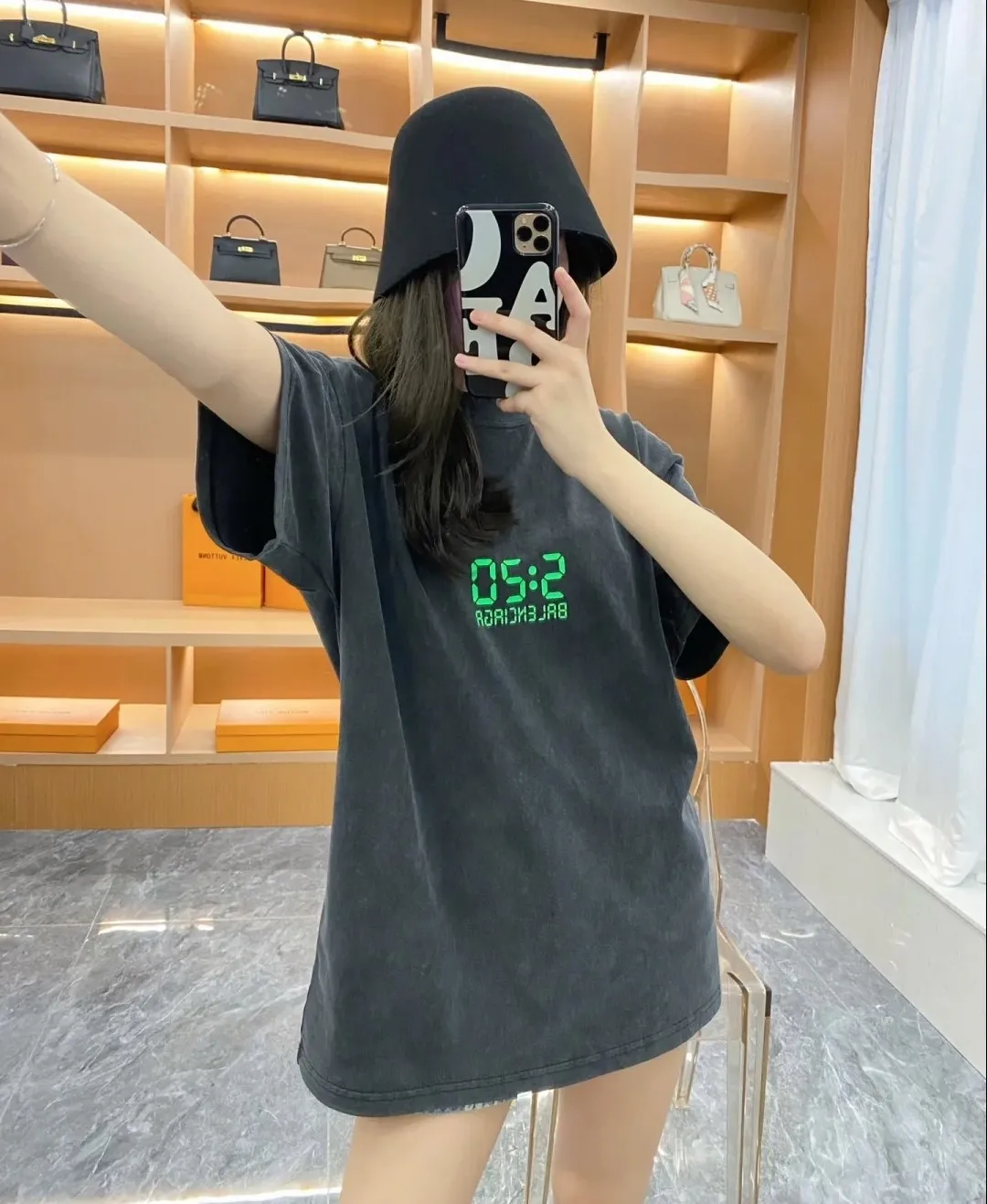 ♻️💯Refer to the model picture for the upper body❤️Can be paired with a gift box BALENCIAGA 520 limited capsule series I love you luminous 5:20 men and women couples the same fashion brand pure cotton loose breathable short sleeves. The fluorescent font on the chest particularly highlights the theme of this short sleeve. Obvious, naked expression. The printing uses collar glue technology, and fluorescent powder is added in proportion to the glue. When the printing is heated and exposed to ultraviolet light, a luminous effect can appear. The fabric of the clothes, black and white, has been washed. The fabric is made of 26S 280g pure cotton fabric. The black color has been fried with snowflakes and distressed. Original and consistent craftsmanship! Color: Washed Black White Size: XS-L P:260