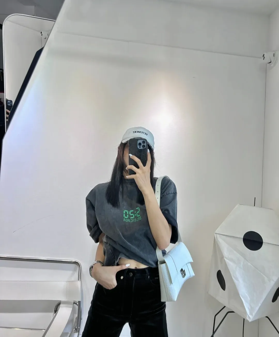♻️💯Refer to the model picture for the upper body❤️Can be paired with a gift box BALENCIAGA 520 limited capsule series I love you luminous 5:20 men and women couples the same fashion brand pure cotton loose breathable short sleeves. The fluorescent font on the chest particularly highlights the theme of this short sleeve. Obvious, naked expression. The printing uses collar glue technology, and fluorescent powder is added in proportion to the glue. When the printing is heated and exposed to ultraviolet light, a luminous effect can appear. The fabric of the clothes, black and white, has been washed. The fabric is made of 26S 280g pure cotton fabric. The black color has been fried with snowflakes and distressed. Original and consistent craftsmanship! Color: Washed Black White Size: XS-L P:260