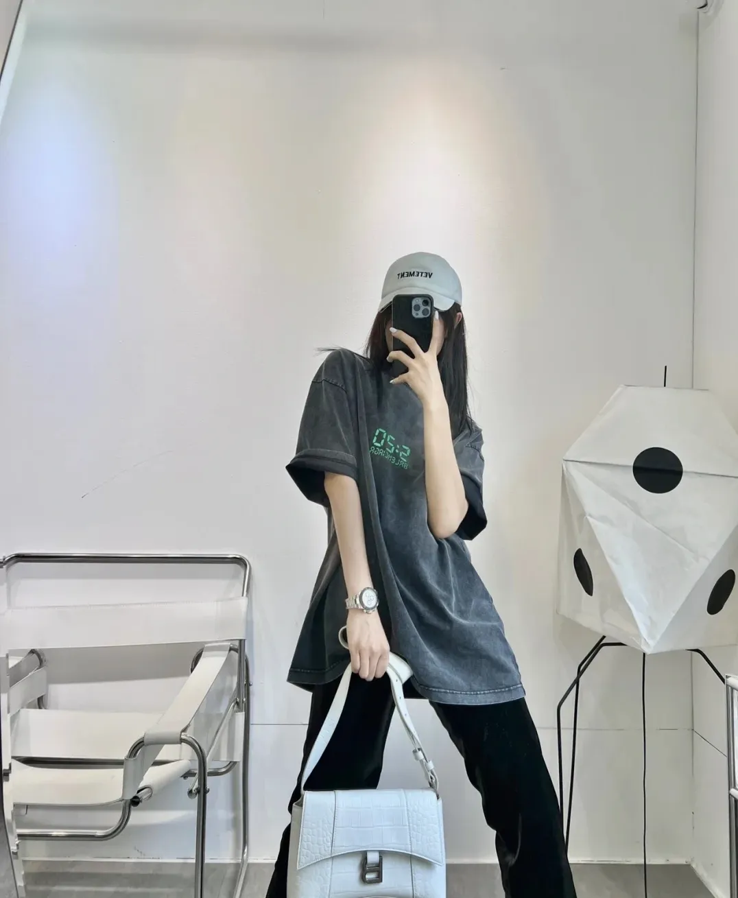 ♻️💯Refer to the model picture for the upper body❤️Can be paired with a gift box BALENCIAGA 520 limited capsule series I love you luminous 5:20 men and women couples the same fashion brand pure cotton loose breathable short sleeves. The fluorescent font on the chest particularly highlights the theme of this short sleeve. Obvious, naked expression. The printing uses collar glue technology, and fluorescent powder is added in proportion to the glue. When the printing is heated and exposed to ultraviolet light, a luminous effect can appear. The fabric of the clothes, black and white, has been washed. The fabric is made of 26S 280g pure cotton fabric. The black color has been fried with snowflakes and distressed. Original and consistent craftsmanship! Color: Washed Black White Size: XS-L P:260