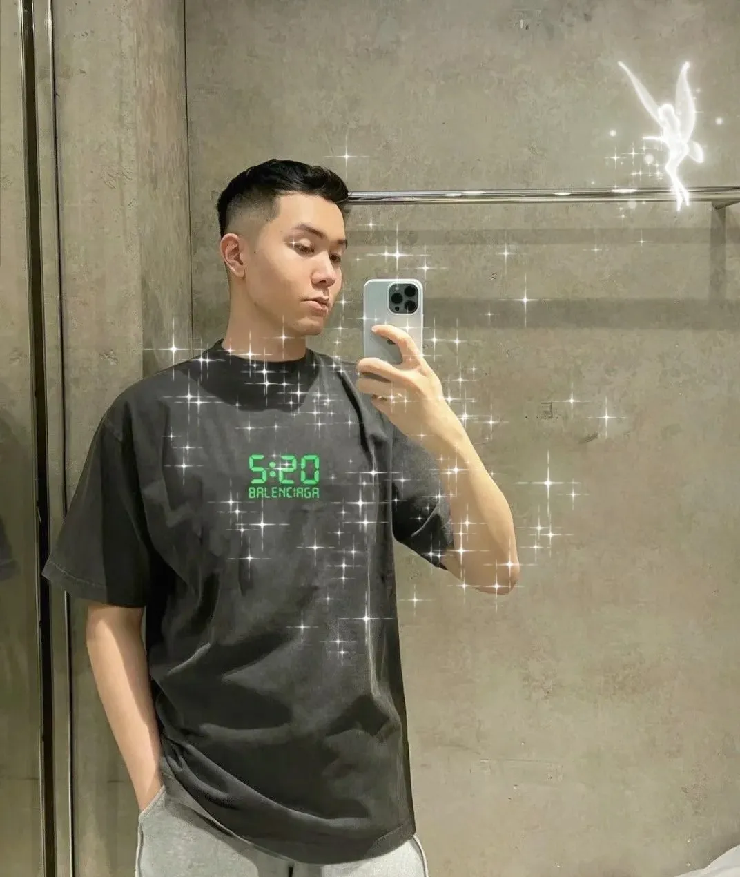 ♻️💯Refer to the model picture for the upper body❤️Can be paired with a gift box BALENCIAGA 520 limited capsule series I love you luminous 5:20 men and women couples the same fashion brand pure cotton loose breathable short sleeves. The fluorescent font on the chest particularly highlights the theme of this short sleeve. Obvious, naked expression. The printing uses collar glue technology, and fluorescent powder is added in proportion to the glue. When the printing is heated and exposed to ultraviolet light, a luminous effect can appear. The fabric of the clothes, black and white, has been washed. The fabric is made of 26S 280g pure cotton fabric. The black color has been fried with snowflakes and distressed. Original and consistent craftsmanship! Color: Washed Black White Size: XS-L P:260