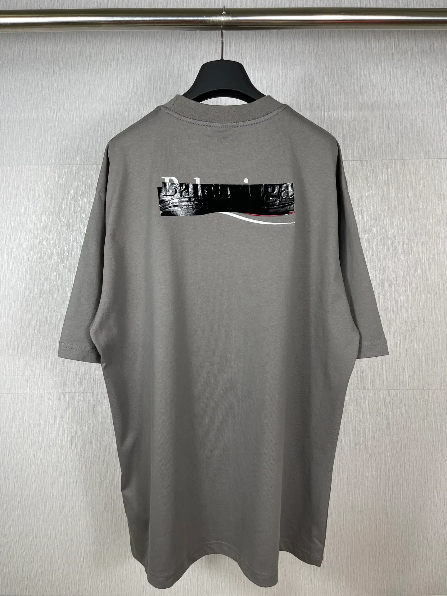 🅿️176 Real photos [Top version. Official website quality] BALENCI*GA/Paris#Classic. Coke embroidered vinyl short-sleeved T-shirt# The fabric is made of Paris ZP custom-woven and dyed cotton double yarn. Weighing 260 grams, the cloth surface is clean. The cloth pattern is clear, soft and comfortable. The color fastness is good. It is not easy to change color. The threads are dyed with no color difference. The classic pattern embroidery uses an imported embroidery machine, and the embroidery thread color is based on the original color. It is produced based on the pictures in the Jubie market. The letters are clear. The three-dimensional effect is strong. The embroidered flowers are laminated on the finished product. The version adopts OS loose shoulder design. Same style for men and women. Code: BL223008 Color: black, off-white, ash, red Size: XS S M L