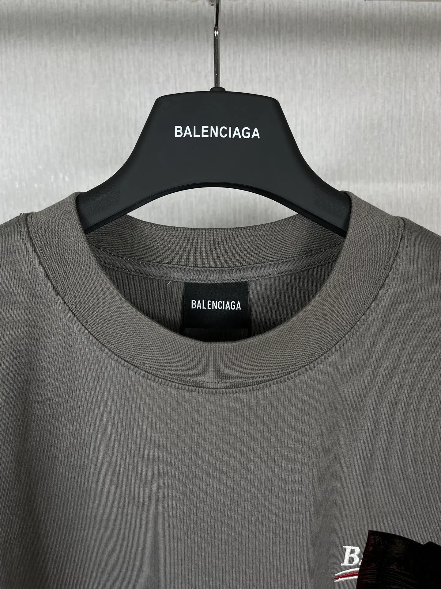 🅿️176 Real photos [Top version. Official website quality] BALENCI*GA/Paris#Classic. Coke embroidered vinyl short-sleeved T-shirt# The fabric is made of Paris ZP custom-woven and dyed cotton double yarn. Weighing 260 grams, the cloth surface is clean. The cloth pattern is clear, soft and comfortable. The color fastness is good. It is not easy to change color. The threads are dyed with no color difference. The classic pattern embroidery uses an imported embroidery machine, and the embroidery thread color is based on the original color. It is produced based on the pictures in the Jubie market. The letters are clear. The three-dimensional effect is strong. The embroidered flowers are laminated on the finished product. The version adopts OS loose shoulder design. Same style for men and women. Code: BL223008 Color: black, off-white, ash, red Size: XS S M L