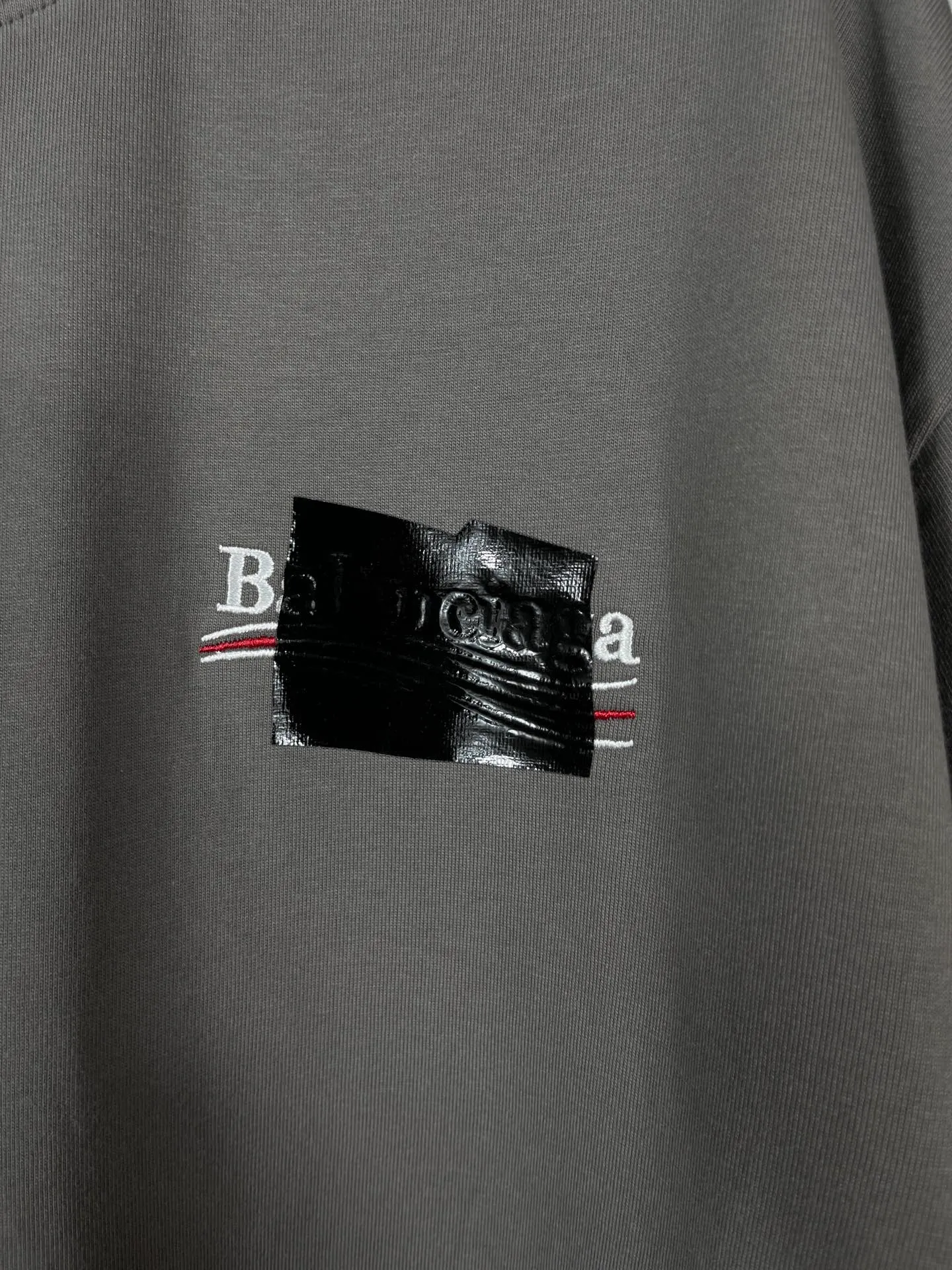 🅿️176 Real photos [Top version. Official website quality] BALENCI*GA/Paris#Classic. Coke embroidered vinyl short-sleeved T-shirt# The fabric is made of Paris ZP custom-woven and dyed cotton double yarn. Weighing 260 grams, the cloth surface is clean. The cloth pattern is clear, soft and comfortable. The color fastness is good. It is not easy to change color. The threads are dyed with no color difference. The classic pattern embroidery uses an imported embroidery machine, and the embroidery thread color is based on the original color. It is produced based on the pictures in the Jubie market. The letters are clear. The three-dimensional effect is strong. The embroidered flowers are laminated on the finished product. The version adopts OS loose shoulder design. Same style for men and women. Code: BL223008 Color: black, off-white, ash, red Size: XS S M L