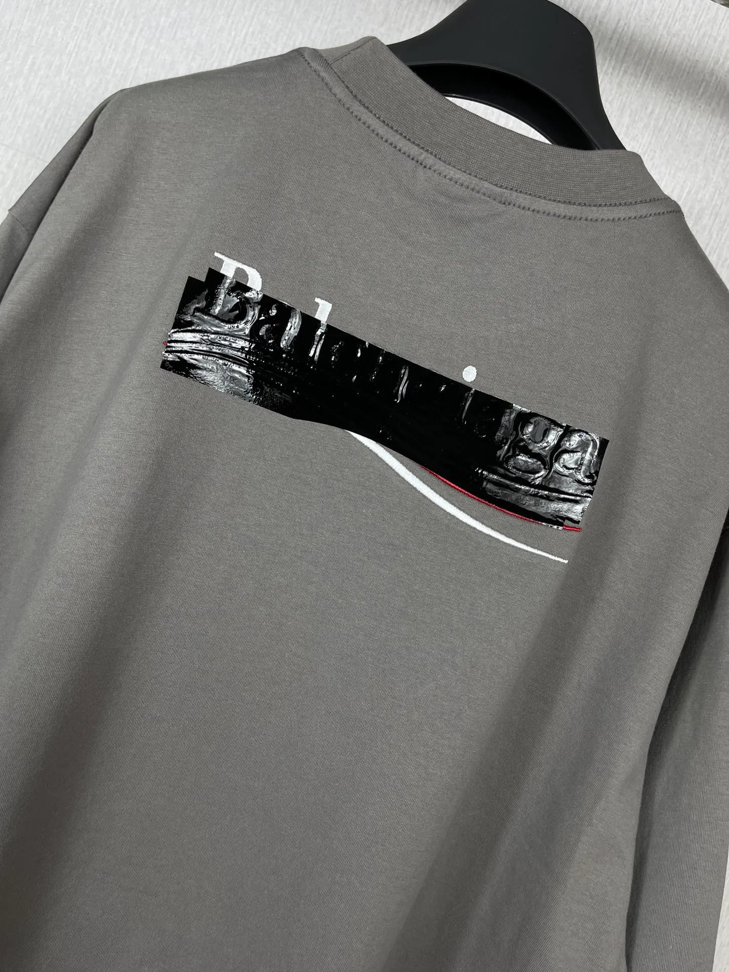 🅿️176 Real photos [Top version. Official website quality] BALENCI*GA/Paris#Classic. Coke embroidered vinyl short-sleeved T-shirt# The fabric is made of Paris ZP custom-woven and dyed cotton double yarn. Weighing 260 grams, the cloth surface is clean. The cloth pattern is clear, soft and comfortable. The color fastness is good. It is not easy to change color. The threads are dyed with no color difference. The classic pattern embroidery uses an imported embroidery machine, and the embroidery thread color is based on the original color. It is produced based on the pictures in the Jubie market. The letters are clear. The three-dimensional effect is strong. The embroidered flowers are laminated on the finished product. The version adopts OS loose shoulder design. Same style for men and women. Code: BL223008 Color: black, off-white, ash, red Size: XS S M L