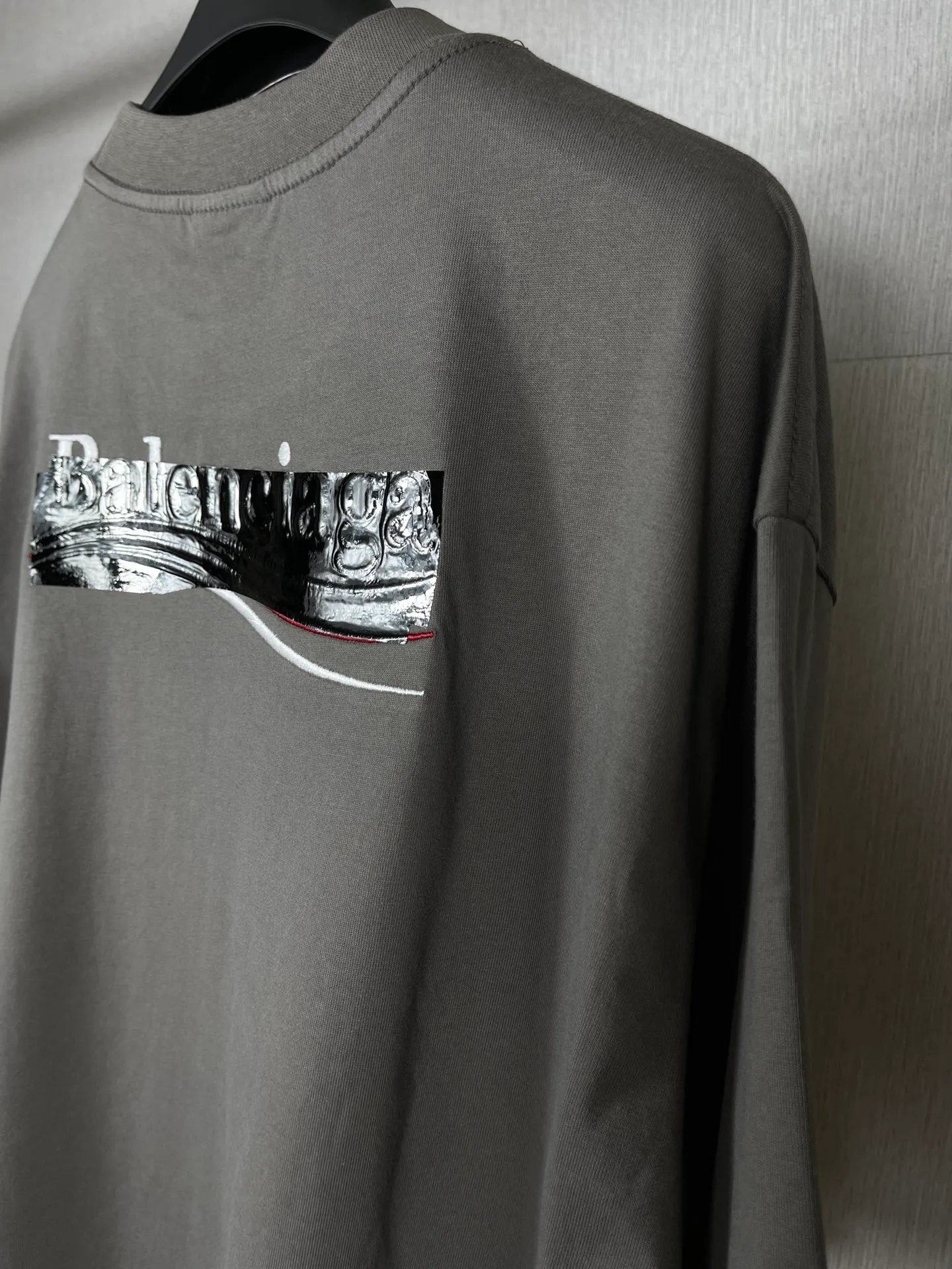 🅿️176 Real photos [Top version. Official website quality] BALENCI*GA/Paris#Classic. Coke embroidered vinyl short-sleeved T-shirt# The fabric is made of Paris ZP custom-woven and dyed cotton double yarn. Weighing 260 grams, the cloth surface is clean. The cloth pattern is clear, soft and comfortable. The color fastness is good. It is not easy to change color. The threads are dyed with no color difference. The classic pattern embroidery uses an imported embroidery machine, and the embroidery thread color is based on the original color. It is produced based on the pictures in the Jubie market. The letters are clear. The three-dimensional effect is strong. The embroidered flowers are laminated on the finished product. The version adopts OS loose shoulder design. Same style for men and women. Code: BL223008 Color: black, off-white, ash, red Size: XS S M L