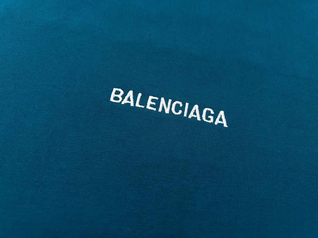 🅿️166 real photos [Top version. Official website quality] BALENCI*GA/Paris #Classic style. Classic letter embroidered short-sleeved T-shirt on the front and back #2023 spring and summer brick cabinet synchronization.                       The fabric is made of Paris ZP custom-woven and dyed cotton double yarn, weighing 260 grams. The cloth surface is clean. The cloth pattern is clear, soft and comfortable. The threads are dyed with no color difference. The classic letters are embroidered with an imported embroidery machine. The letters are clear and the effect is three-dimensional, restoring the brick cabinet. The version adopts the OS loose shoulder style. Same style for men and women. Coding: BL223006 Color: smoke gray, purple, light green, peacock blue, black, rice coffee, gray green Size: XS S M L