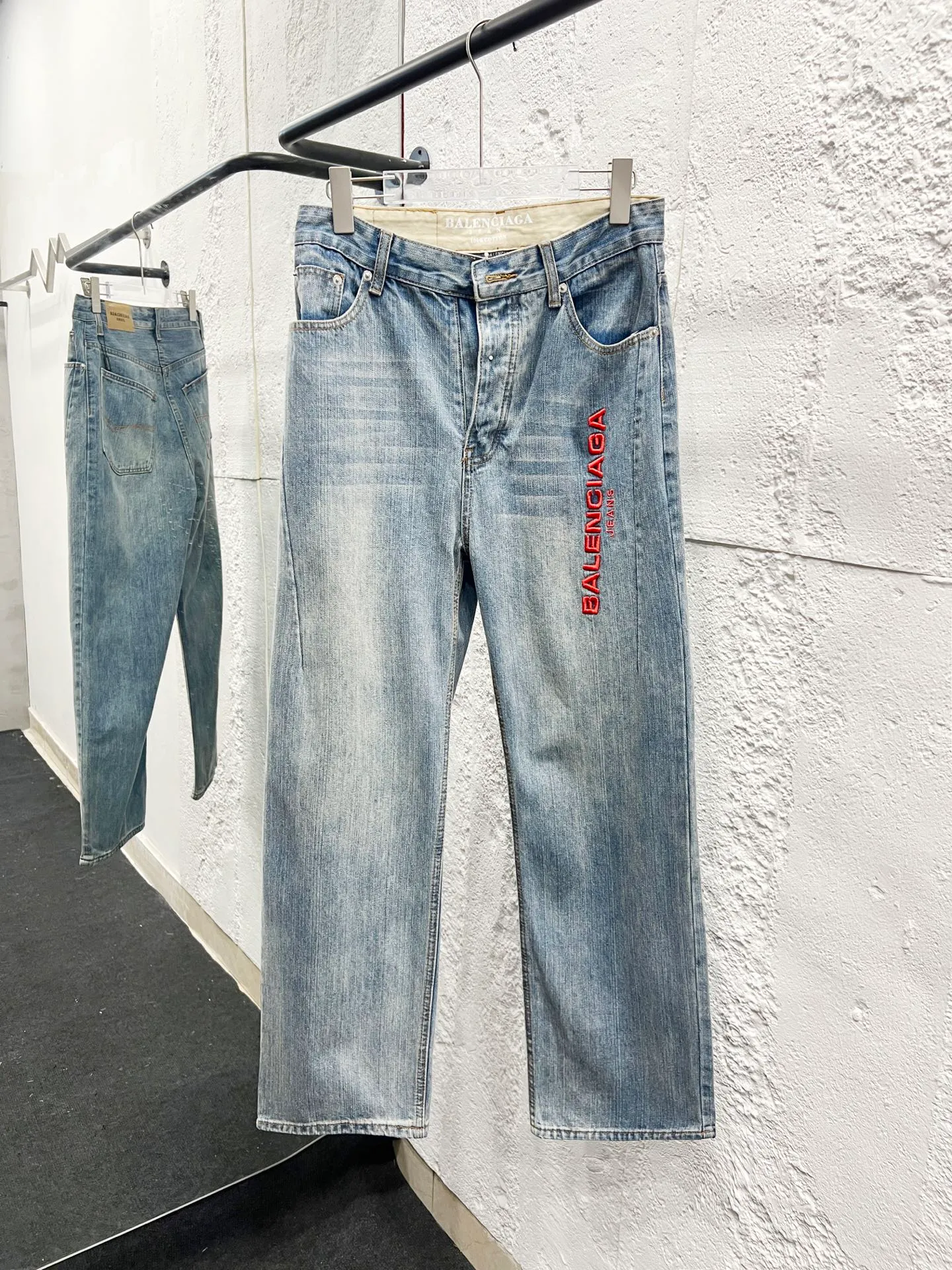 🅿️260 Style No.: H908 Balenciaga & BALENCIAGA’s new classic jeans with embroidered bamboo logo on the side of the thigh use unique technology to perfectly interpret the dreamy colors of the Northern Lights. Each pair of jeans is unique and colorful, as if the mystery and beauty of the Northern Lights are worn on the body. The tie-dye process makes the color transition of the jeans natural and rich in layers, giving people an artistic visual enjoyment. Moreover, this process also makes the jeans softer and more comfortable, and they fit your body very well when worn, allowing you to show off your perfect body curves. They are made of high-quality denim fabric and carefully processed to have good wear resistance and durability. This new type of jeans uses tie-dye technology to interpret the dreamlike colors of the Northern Lights. It is not only fashionable and versatile, but also enhances your aura and becomes the focus of everyone's attention. Original goods, washed casual jeans, imported original washed stretch fabrics, comfortable and elastic, original hardware accessories decorated with logo, super correct version, extremely high grade, counter quality, fashionable and stylish upper body. The printing uses imported foam printing, customized buttons, YKK zippers. The complete set of accessories is customized in a one-to-one mold. Color: Gray Size: 28-30-32-34-36 (s-xxl)