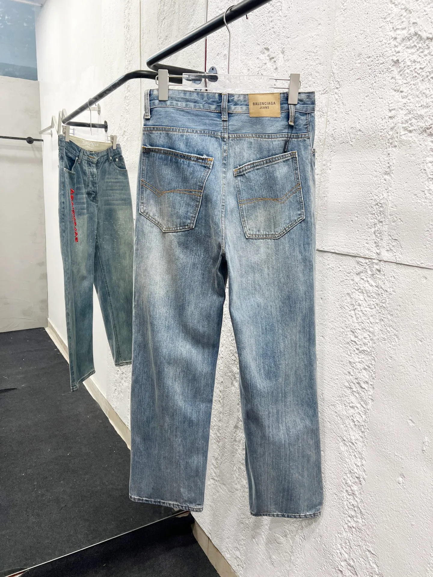 🅿️260 Style No.: H908 Balenciaga & BALENCIAGA’s new classic jeans with embroidered bamboo logo on the side of the thigh use unique technology to perfectly interpret the dreamy colors of the Northern Lights. Each pair of jeans is unique and colorful, as if the mystery and beauty of the Northern Lights are worn on the body. The tie-dye process makes the color transition of the jeans natural and rich in layers, giving people an artistic visual enjoyment. Moreover, this process also makes the jeans softer and more comfortable, and they fit your body very well when worn, allowing you to show off your perfect body curves. They are made of high-quality denim fabric and carefully processed to have good wear resistance and durability. This new type of jeans uses tie-dye technology to interpret the dreamlike colors of the Northern Lights. It is not only fashionable and versatile, but also enhances your aura and becomes the focus of everyone's attention. Original goods, washed casual jeans, imported original washed stretch fabrics, comfortable and elastic, original hardware accessories decorated with logo, super correct version, extremely high grade, counter quality, fashionable and stylish upper body. The printing uses imported foam printing, customized buttons, YKK zippers. The complete set of accessories is customized in a one-to-one mold. Color: Gray Size: 28-30-32-34-36 (s-xxl)