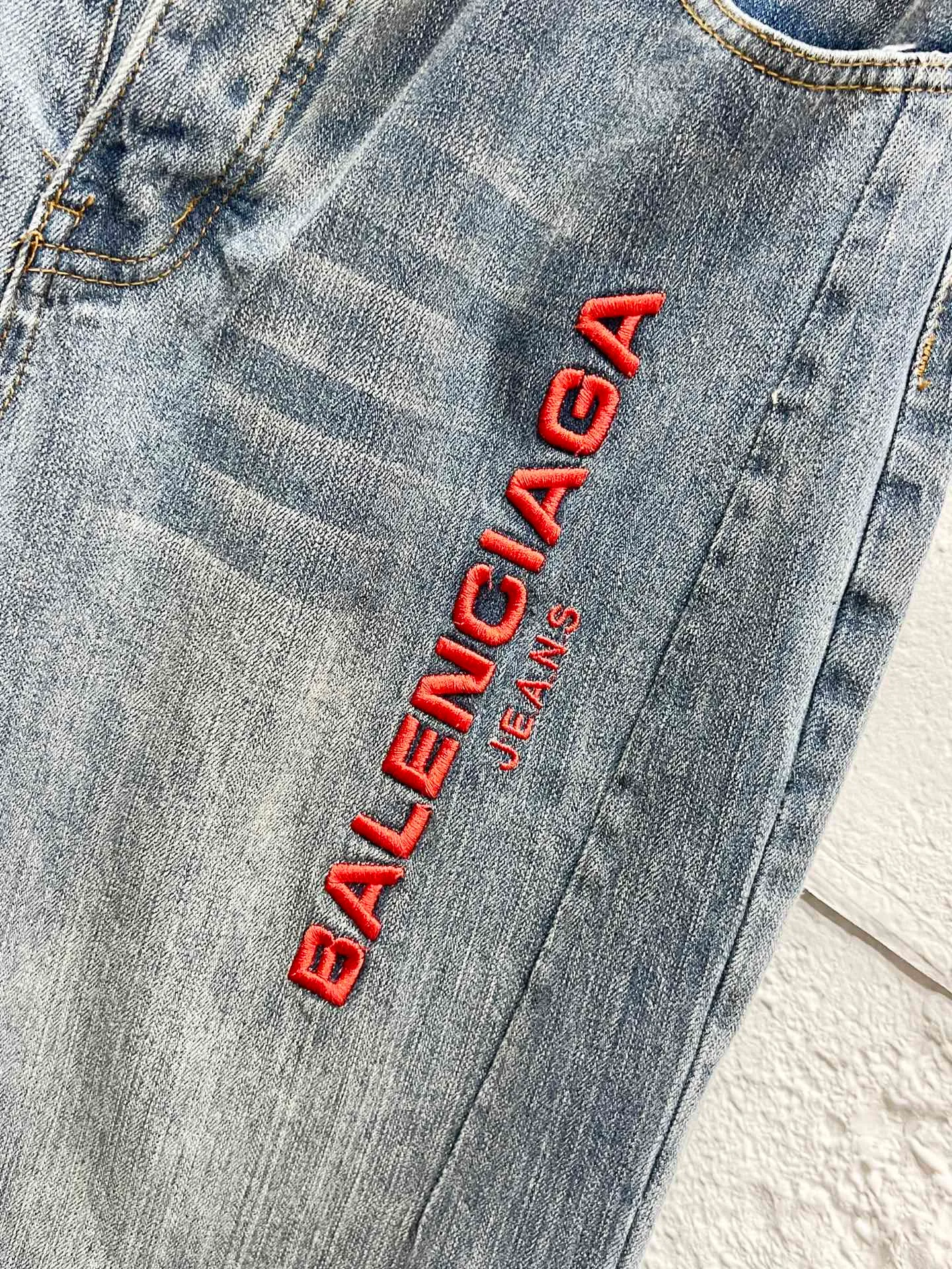 🅿️260 Style No.: H908 Balenciaga & BALENCIAGA’s new classic jeans with embroidered bamboo logo on the side of the thigh use unique technology to perfectly interpret the dreamy colors of the Northern Lights. Each pair of jeans is unique and colorful, as if the mystery and beauty of the Northern Lights are worn on the body. The tie-dye process makes the color transition of the jeans natural and rich in layers, giving people an artistic visual enjoyment. Moreover, this process also makes the jeans softer and more comfortable, and they fit your body very well when worn, allowing you to show off your perfect body curves. They are made of high-quality denim fabric and carefully processed to have good wear resistance and durability. This new type of jeans uses tie-dye technology to interpret the dreamlike colors of the Northern Lights. It is not only fashionable and versatile, but also enhances your aura and becomes the focus of everyone's attention. Original goods, washed casual jeans, imported original washed stretch fabrics, comfortable and elastic, original hardware accessories decorated with logo, super correct version, extremely high grade, counter quality, fashionable and stylish upper body. The printing uses imported foam printing, customized buttons, YKK zippers. The complete set of accessories is customized in a one-to-one mold. Color: Gray Size: 28-30-32-34-36 (s-xxl)