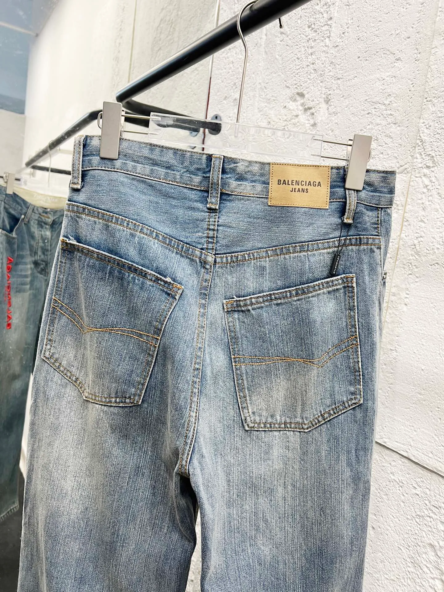 🅿️260 Style No.: H908 Balenciaga & BALENCIAGA’s new classic jeans with embroidered bamboo logo on the side of the thigh use unique technology to perfectly interpret the dreamy colors of the Northern Lights. Each pair of jeans is unique and colorful, as if the mystery and beauty of the Northern Lights are worn on the body. The tie-dye process makes the color transition of the jeans natural and rich in layers, giving people an artistic visual enjoyment. Moreover, this process also makes the jeans softer and more comfortable, and they fit your body very well when worn, allowing you to show off your perfect body curves. They are made of high-quality denim fabric and carefully processed to have good wear resistance and durability. This new type of jeans uses tie-dye technology to interpret the dreamlike colors of the Northern Lights. It is not only fashionable and versatile, but also enhances your aura and becomes the focus of everyone's attention. Original goods, washed casual jeans, imported original washed stretch fabrics, comfortable and elastic, original hardware accessories decorated with logo, super correct version, extremely high grade, counter quality, fashionable and stylish upper body. The printing uses imported foam printing, customized buttons, YKK zippers. The complete set of accessories is customized in a one-to-one mold. Color: Gray Size: 28-30-32-34-36 (s-xxl)