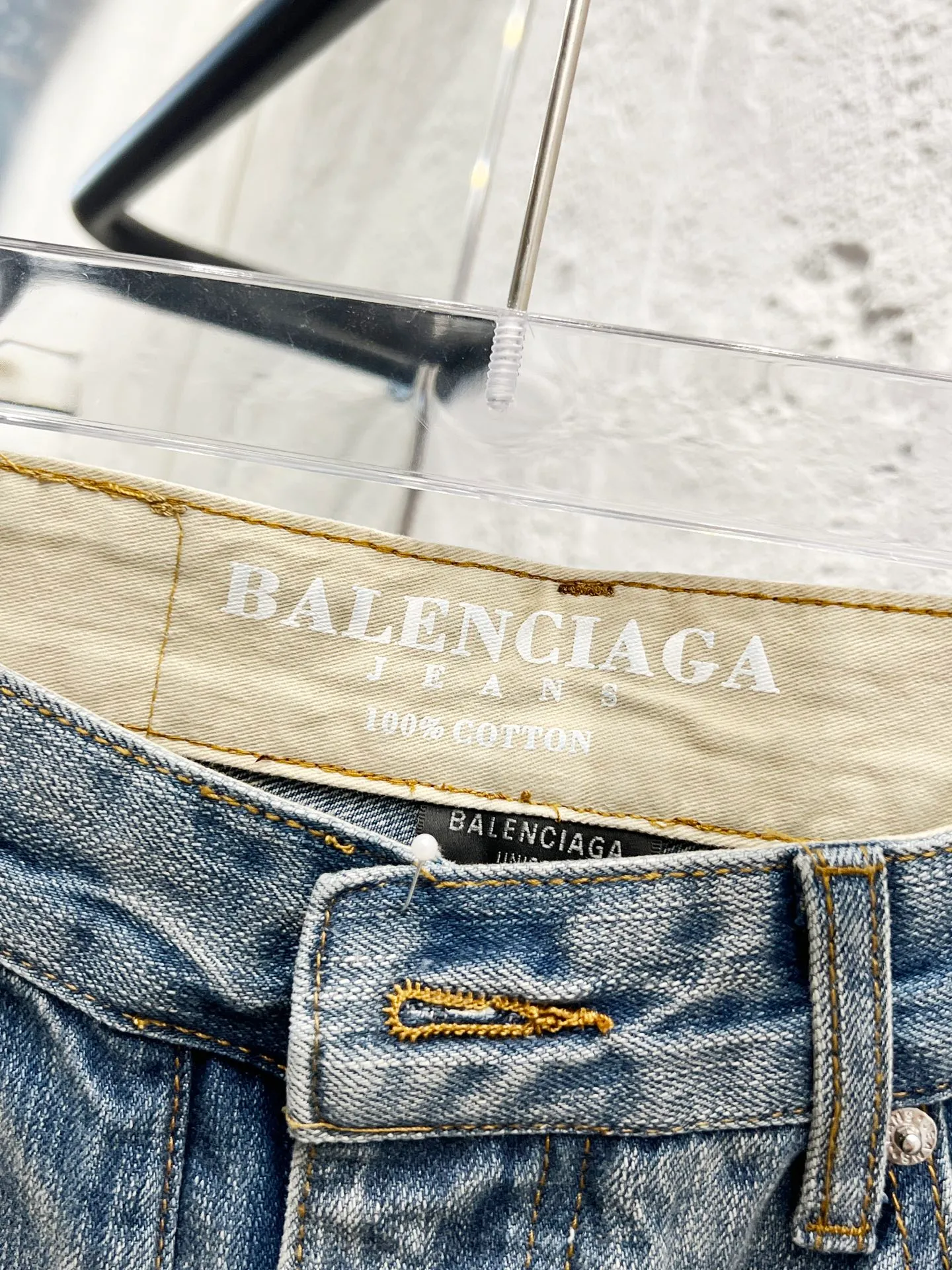 🅿️260 Style No.: H908 Balenciaga & BALENCIAGA’s new classic jeans with embroidered bamboo logo on the side of the thigh use unique technology to perfectly interpret the dreamy colors of the Northern Lights. Each pair of jeans is unique and colorful, as if the mystery and beauty of the Northern Lights are worn on the body. The tie-dye process makes the color transition of the jeans natural and rich in layers, giving people an artistic visual enjoyment. Moreover, this process also makes the jeans softer and more comfortable, and they fit your body very well when worn, allowing you to show off your perfect body curves. They are made of high-quality denim fabric and carefully processed to have good wear resistance and durability. This new type of jeans uses tie-dye technology to interpret the dreamlike colors of the Northern Lights. It is not only fashionable and versatile, but also enhances your aura and becomes the focus of everyone's attention. Original goods, washed casual jeans, imported original washed stretch fabrics, comfortable and elastic, original hardware accessories decorated with logo, super correct version, extremely high grade, counter quality, fashionable and stylish upper body. The printing uses imported foam printing, customized buttons, YKK zippers. The complete set of accessories is customized in a one-to-one mold. Color: Gray Size: 28-30-32-34-36 (s-xxl)