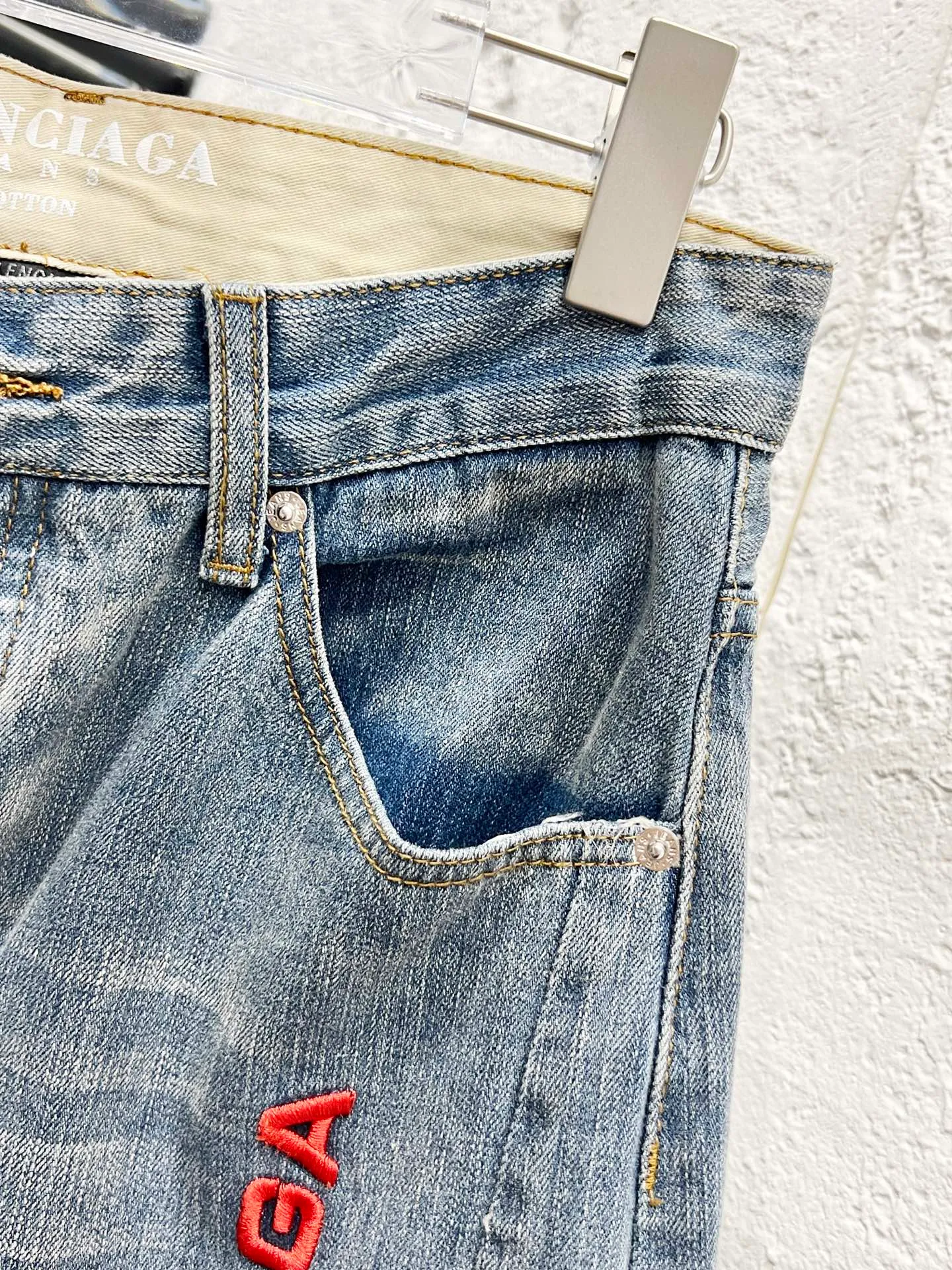 🅿️260 Style No.: H908 Balenciaga & BALENCIAGA’s new classic jeans with embroidered bamboo logo on the side of the thigh use unique technology to perfectly interpret the dreamy colors of the Northern Lights. Each pair of jeans is unique and colorful, as if the mystery and beauty of the Northern Lights are worn on the body. The tie-dye process makes the color transition of the jeans natural and rich in layers, giving people an artistic visual enjoyment. Moreover, this process also makes the jeans softer and more comfortable, and they fit your body very well when worn, allowing you to show off your perfect body curves. They are made of high-quality denim fabric and carefully processed to have good wear resistance and durability. This new type of jeans uses tie-dye technology to interpret the dreamlike colors of the Northern Lights. It is not only fashionable and versatile, but also enhances your aura and becomes the focus of everyone's attention. Original goods, washed casual jeans, imported original washed stretch fabrics, comfortable and elastic, original hardware accessories decorated with logo, super correct version, extremely high grade, counter quality, fashionable and stylish upper body. The printing uses imported foam printing, customized buttons, YKK zippers. The complete set of accessories is customized in a one-to-one mold. Color: Gray Size: 28-30-32-34-36 (s-xxl)