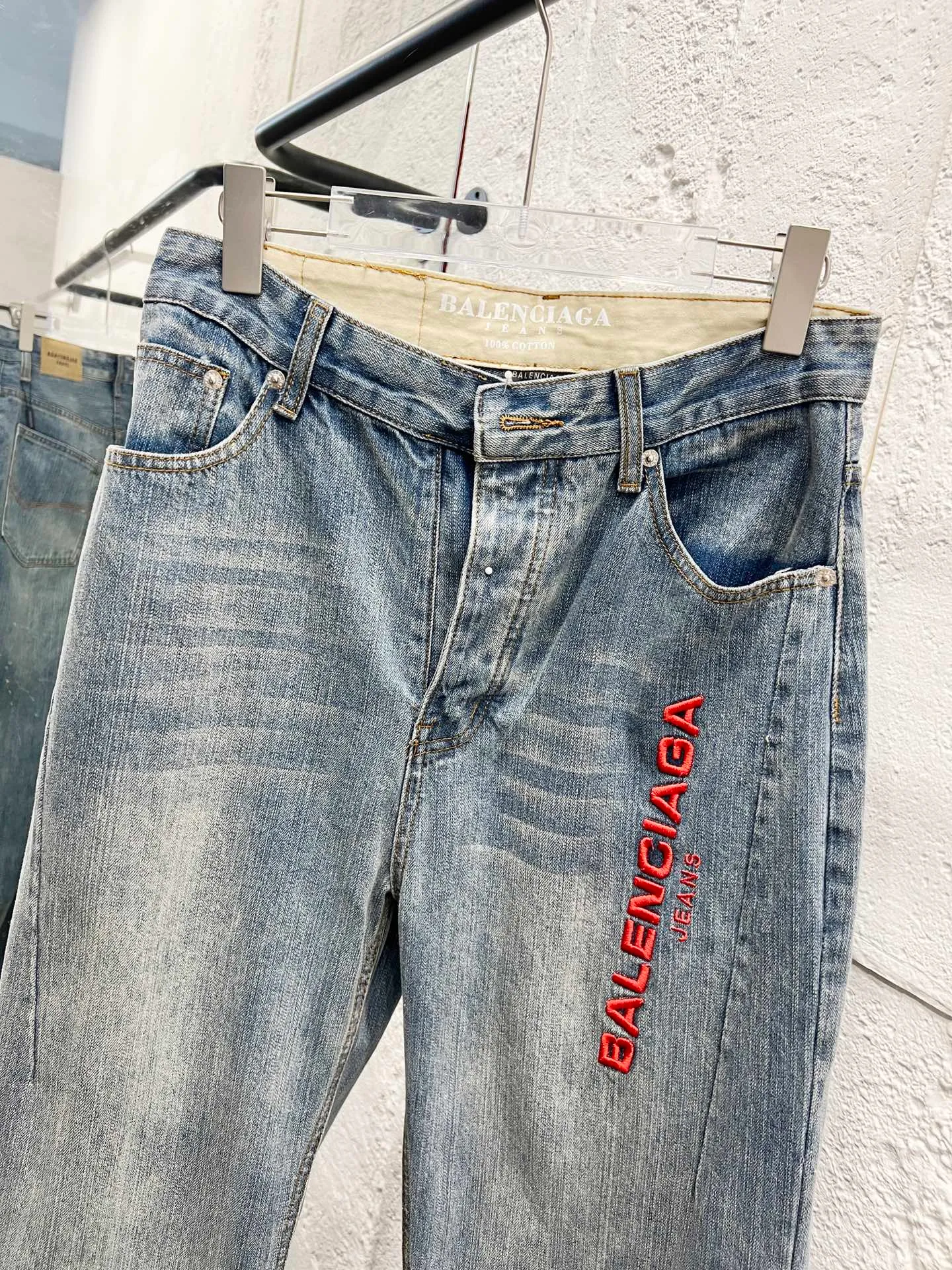 🅿️260 Style No.: H908 Balenciaga & BALENCIAGA’s new classic jeans with embroidered bamboo logo on the side of the thigh use unique technology to perfectly interpret the dreamy colors of the Northern Lights. Each pair of jeans is unique and colorful, as if the mystery and beauty of the Northern Lights are worn on the body. The tie-dye process makes the color transition of the jeans natural and rich in layers, giving people an artistic visual enjoyment. Moreover, this process also makes the jeans softer and more comfortable, and they fit your body very well when worn, allowing you to show off your perfect body curves. They are made of high-quality denim fabric and carefully processed to have good wear resistance and durability. This new type of jeans uses tie-dye technology to interpret the dreamlike colors of the Northern Lights. It is not only fashionable and versatile, but also enhances your aura and becomes the focus of everyone's attention. Original goods, washed casual jeans, imported original washed stretch fabrics, comfortable and elastic, original hardware accessories decorated with logo, super correct version, extremely high grade, counter quality, fashionable and stylish upper body. The printing uses imported foam printing, customized buttons, YKK zippers. The complete set of accessories is customized in a one-to-one mold. Color: Gray Size: 28-30-32-34-36 (s-xxl)