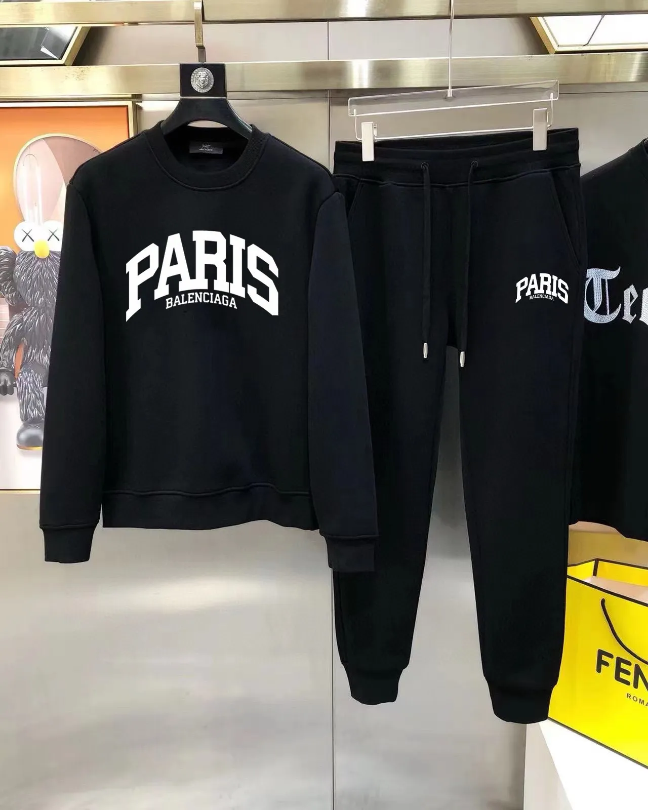 🅿️380 direct batch [BALENCIAGA] (Fat Man’s Gospel) hot-selling suit is coming. Focus on the original version of the official website. 2025 new hot-selling sweatshirt suit. The original order is the best. 🇭🇰The meticulous work of top designers. Just for a fitting and perfect upper body effect. 100% natural high-quality Roman cotton, close-fitting comfort, noble and elegant! Original hardware embodies elegance and nobility! Counter size: M-5XL (maximum wear up to 220 pounds)