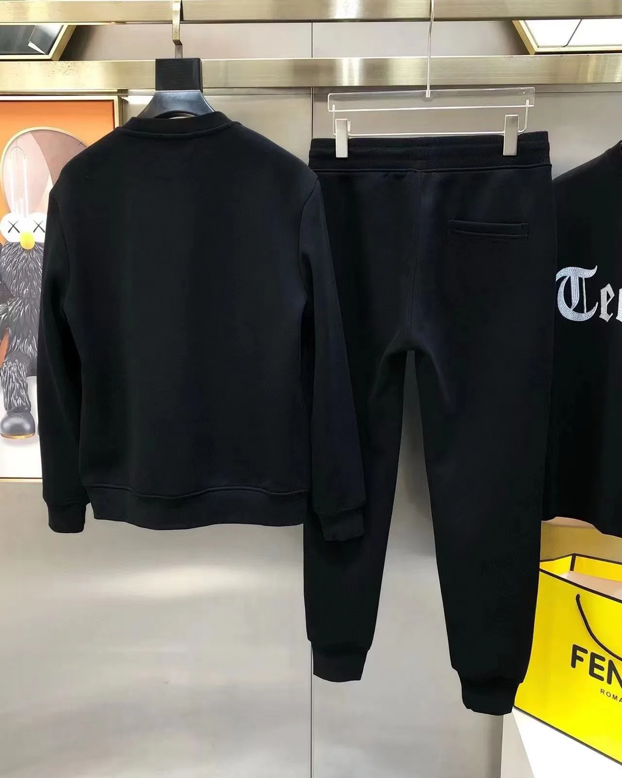 🅿️380 direct batch [BALENCIAGA] (Fat Man’s Gospel) hot-selling suit is coming. Focus on the original version of the official website. 2025 new hot-selling sweatshirt suit. The original order is the best. 🇭🇰The meticulous work of top designers. Just for a fitting and perfect upper body effect. 100% natural high-quality Roman cotton, close-fitting comfort, noble and elegant! Original hardware embodies elegance and nobility! Counter size: M-5XL (maximum wear up to 220 pounds)