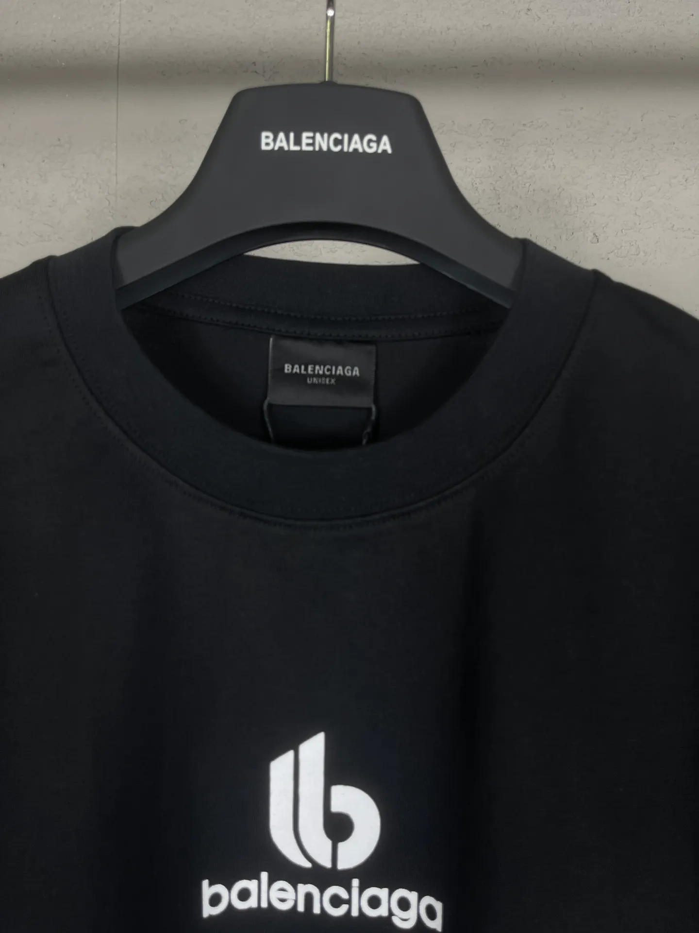 🅿️180 real photos [Top version. Official website quality] BALENCI*GA/Paris. Multi-element trademark LOGO short-sleeved T-shirt 2024 new style. All pattern details, colors, Y-board customization, brick cabinet synchronization. Genuine product developed in the first time, happy to print and compare! The fabric is made of Paris ZP custom-woven and dyed cotton double yarn. Weighing 260 grams, the cloth surface is clean. The cloth pattern is clear, soft and comfortable. The threads are dyed with no color difference. The printing uses environmentally friendly imported materials, the letters are clear and the effect is three-dimensional. The version adopts OS loose shoulder design. Same style for men and women. Code: BL223375 Color: black, white Size: XS to L