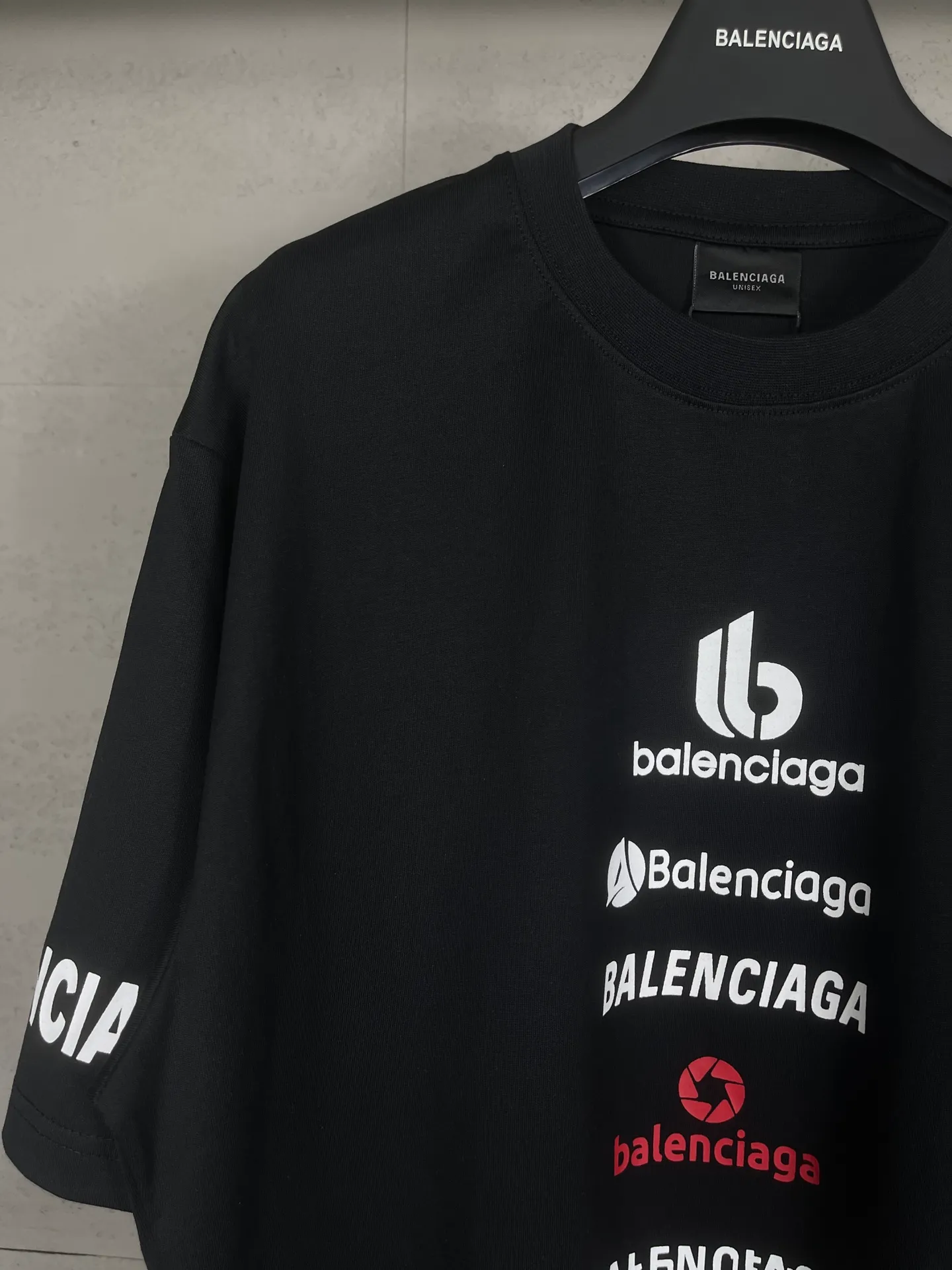 🅿️180 real photos [Top version. Official website quality] BALENCI*GA/Paris. Multi-element trademark LOGO short-sleeved T-shirt 2024 new style. All pattern details, colors, Y-board customization, brick cabinet synchronization. Genuine product developed in the first time, happy to print and compare! The fabric is made of Paris ZP custom-woven and dyed cotton double yarn. Weighing 260 grams, the cloth surface is clean. The cloth pattern is clear, soft and comfortable. The threads are dyed with no color difference. The printing uses environmentally friendly imported materials, the letters are clear and the effect is three-dimensional. The version adopts OS loose shoulder design. Same style for men and women. Code: BL223375 Color: black, white Size: XS to L